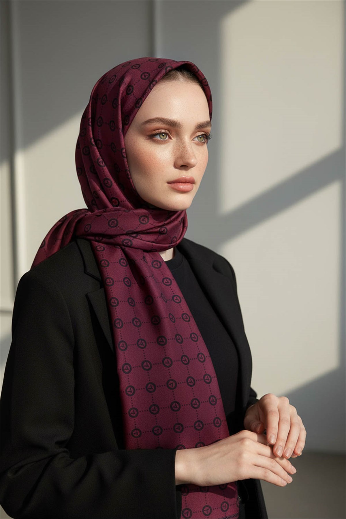 %100 Saf İpek Şal İnce Saten Vual Dokuma V Logo Desenli Bordo 2 Renkli 90x210 Şal