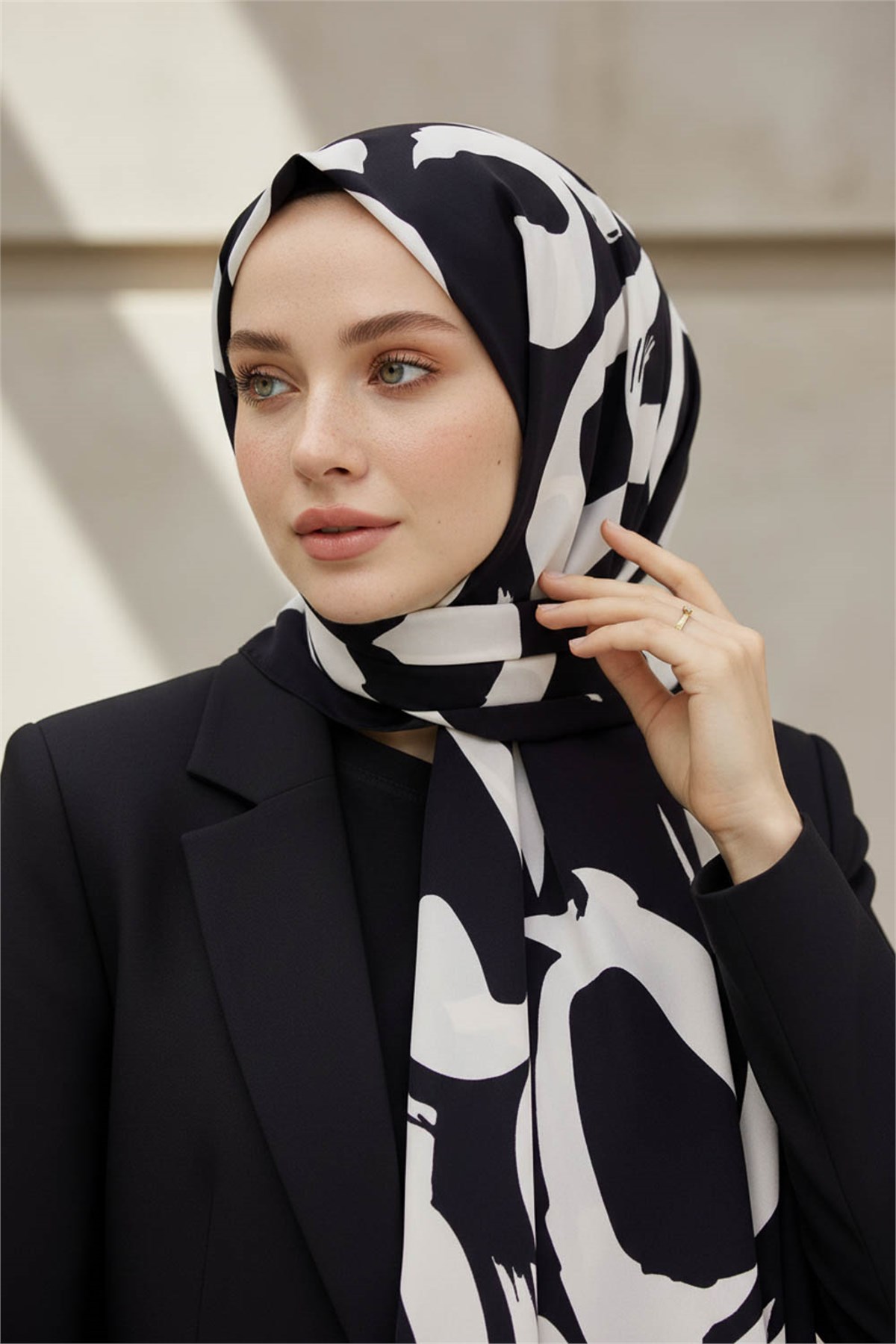 KREP FIRÇA DARBESİ DESENLİ SİYAH - KREM RENKLİ 75X195 KIRIŞMAZ ŞAL