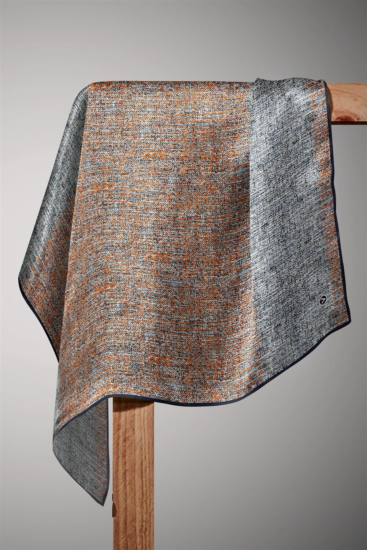 %100 Twill İpek Dokulu Desen Turuncu - Siyah Renkli 90x90 Eşarp Kenar Dikiş Şekli El Dikişli