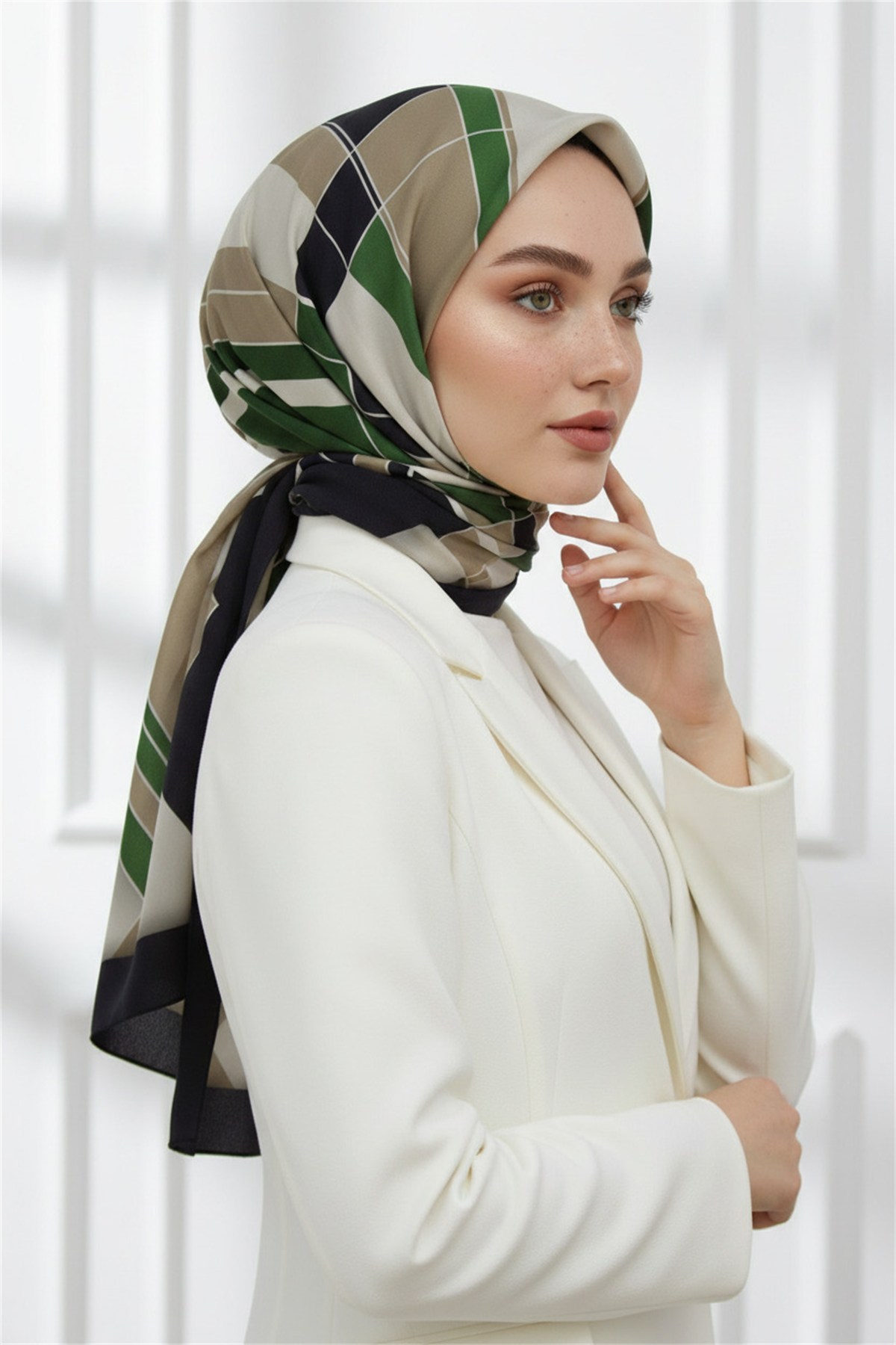 KREP GEOMETRİK DESENLİ ZÜMRÜT YEŞİLİ RENKLİ 75X195 KIRIŞMAZ ŞAL