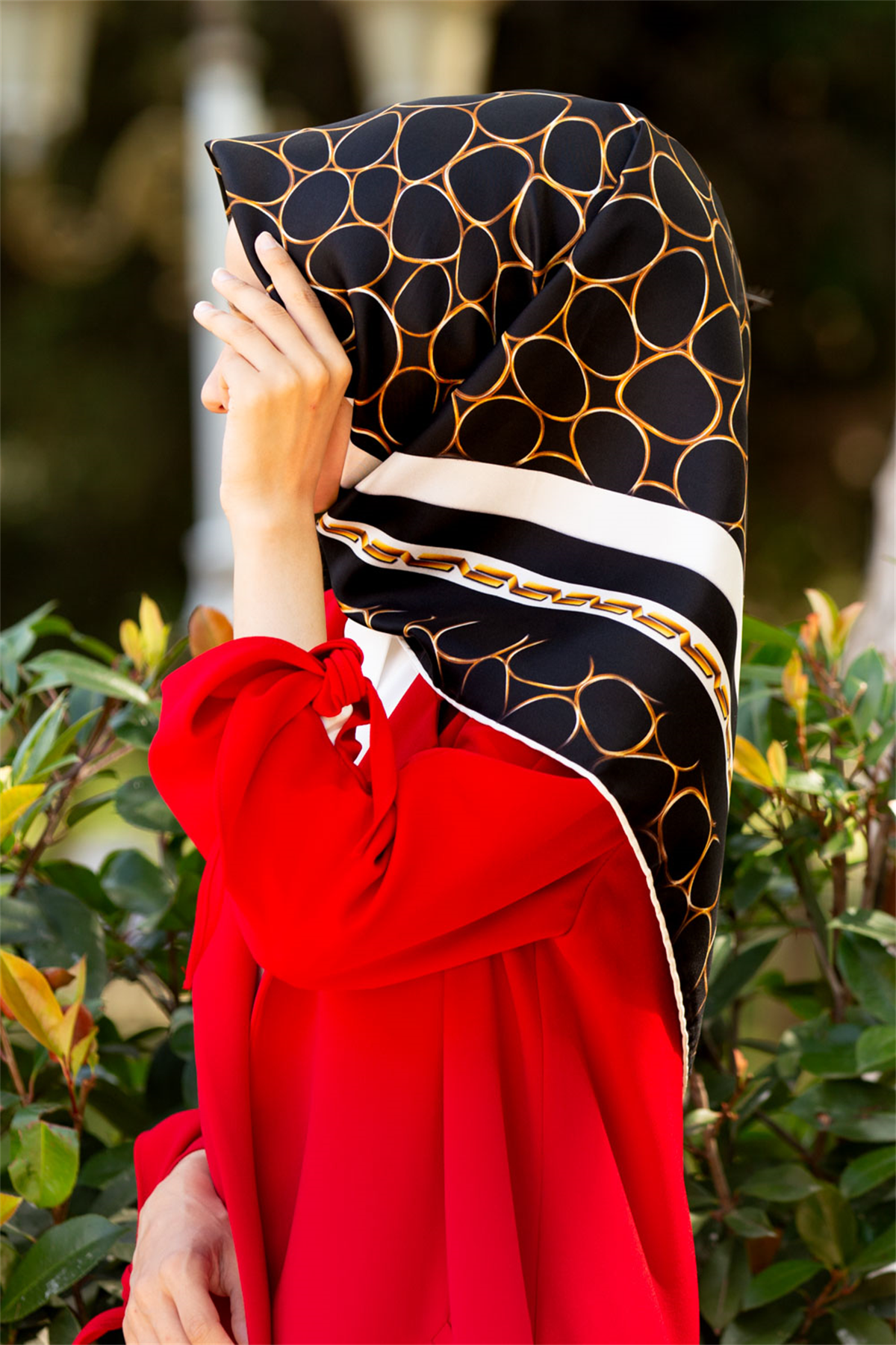 %100 Twill İpek Zincir Desenli Siyah - Krem Renkli 90x90 Eşarp Kenar Dikiş Şekli El Dikişli