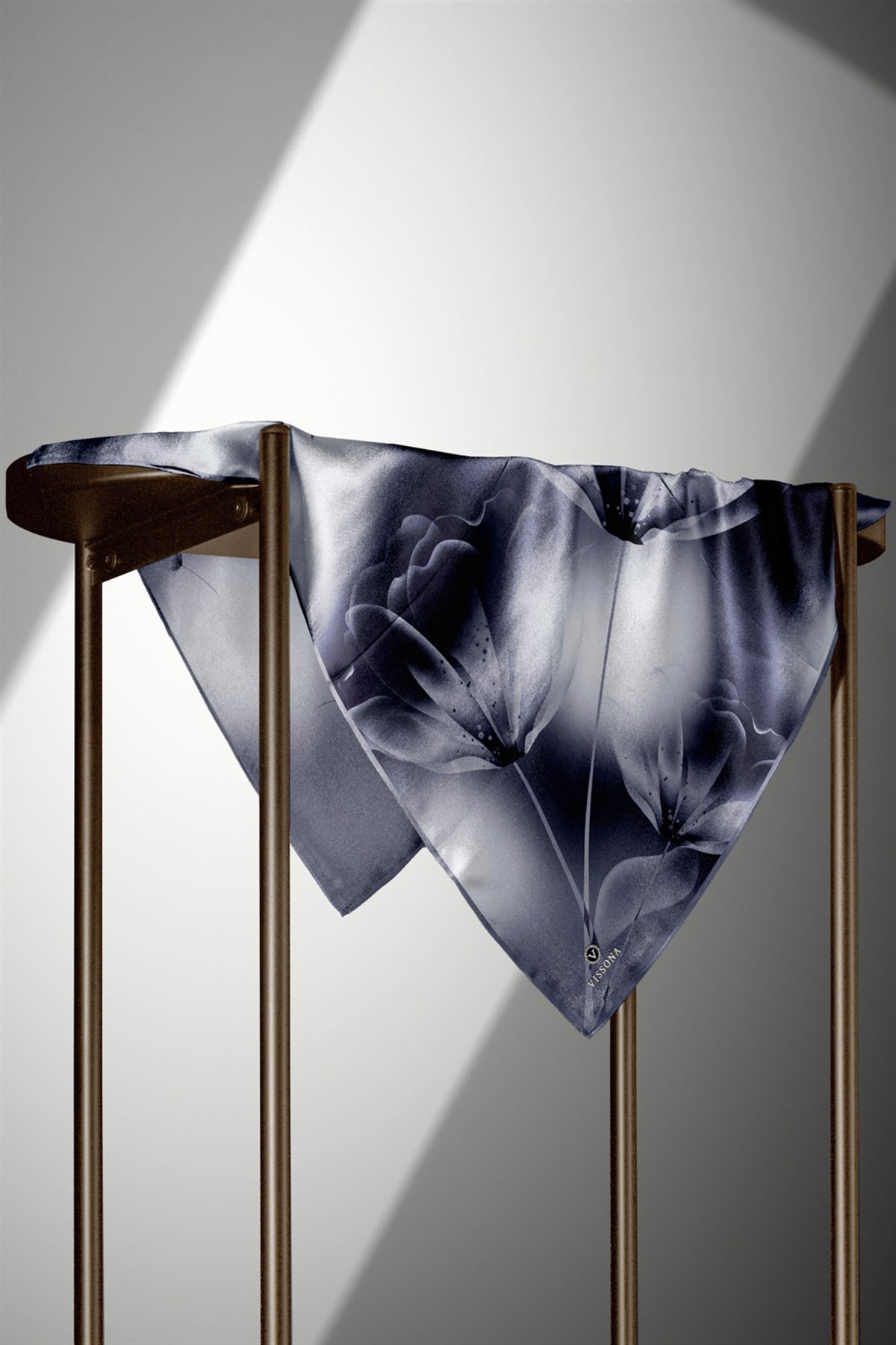 %100 Twill İpek Çiçek Desenli Gri Renkli 90x90 Eşarp Dikim Şekli : El Dikişi