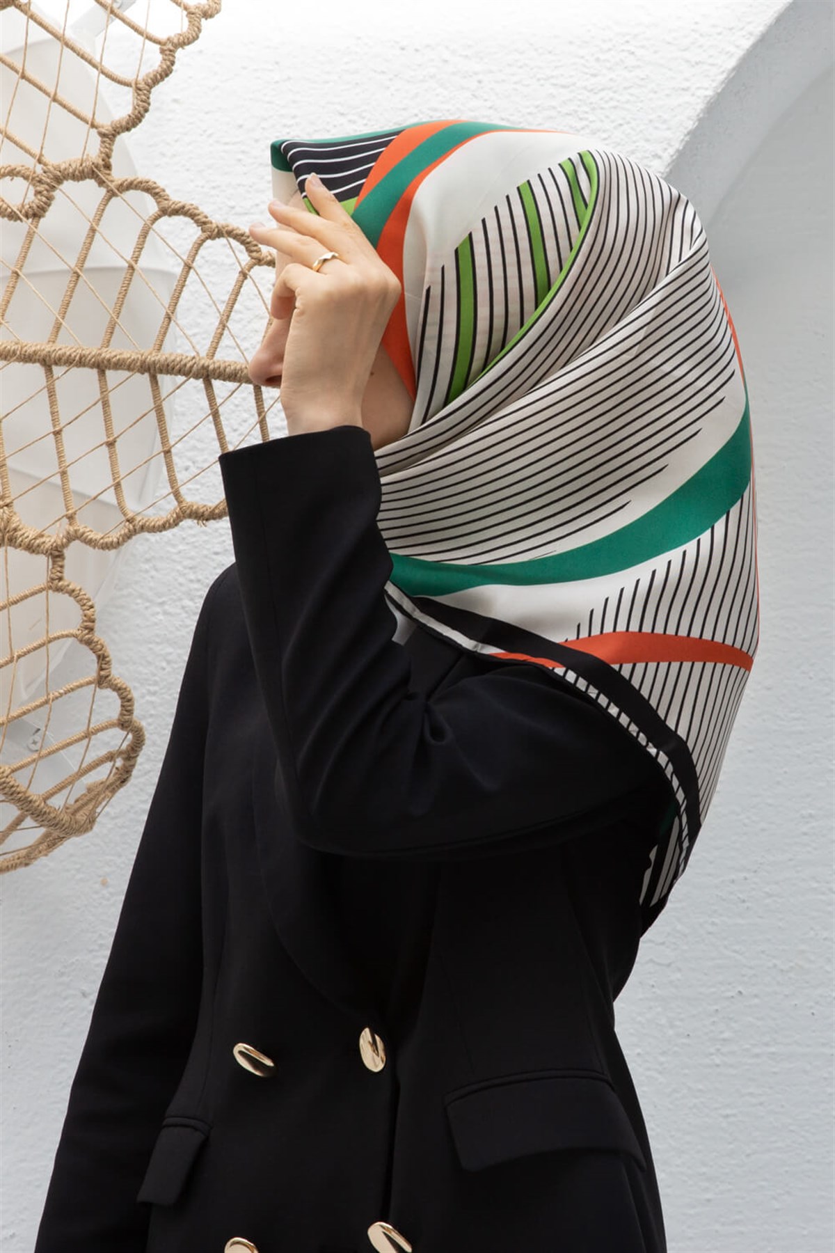 %100 Twill İpek Çizgili Geometrik Desenli Siyah - Fıstık Yeşili Renkli 90x90 Eşarp Dikim Şekli : El Dikişi