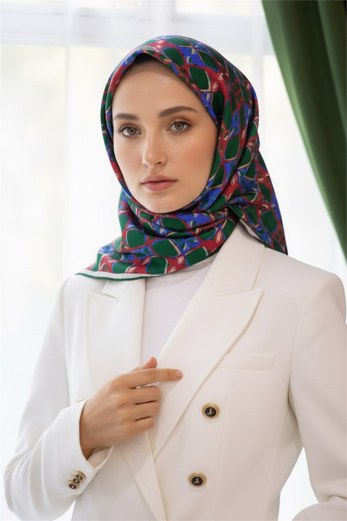 %100 Twill İpek Geometrik Desenli Zümrüt Yeşili Renkli 90x90 Eşarp Dikim Şekli : El Dikişi