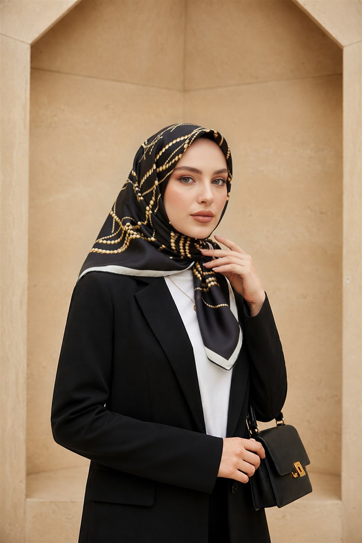 %100 Twill İpek İnci Desenli Siyah Renkli 90x90 Eşarp Kenar Dikiş Şekli : El Dikişli