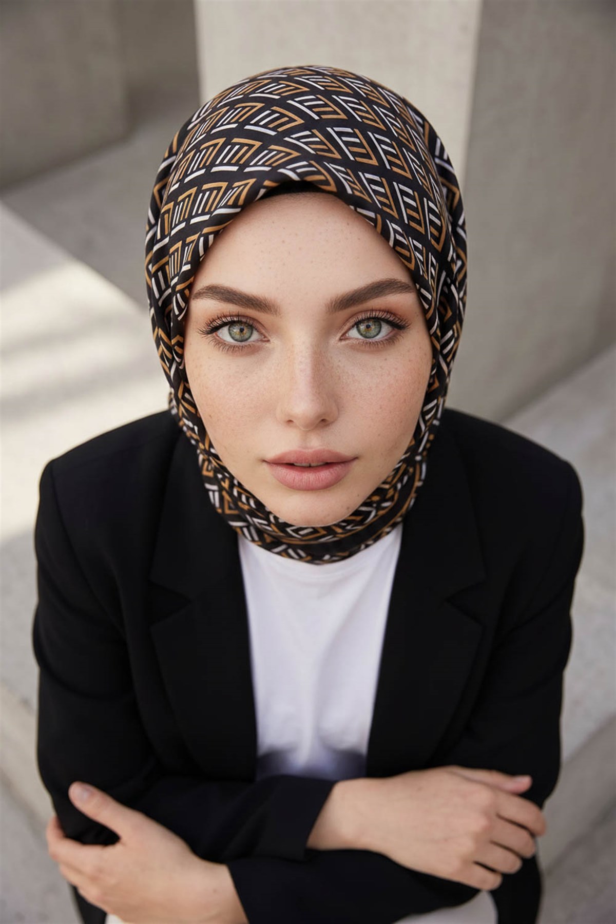 %100 Twill İpek Geometrik Desenli Siyah - Gold Renkli 90x90 Eşarp Dikim Şekli : El Dikişi