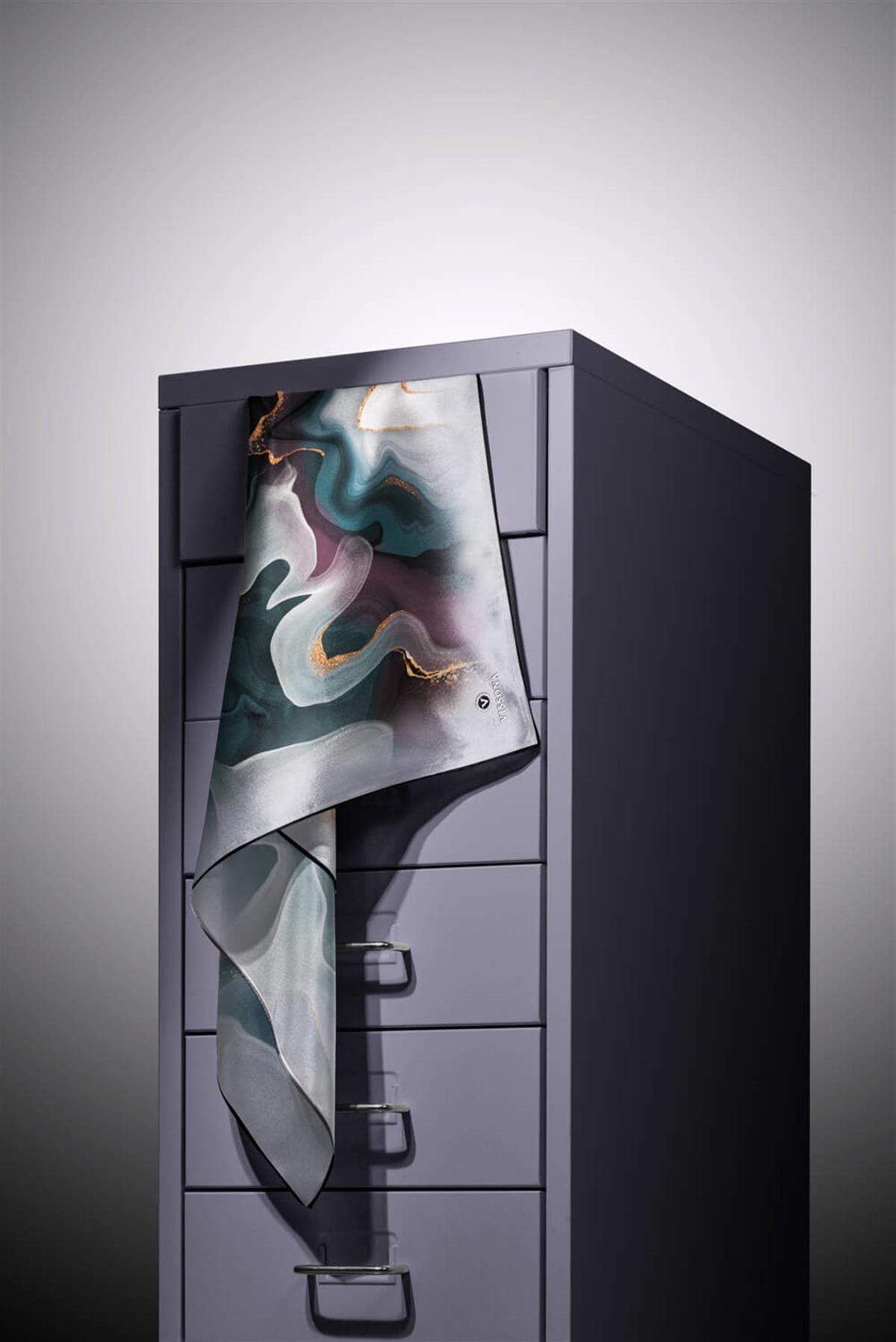 %100 Twill İpek Batik Desenli Petrol Yeşili - Mürdüm Renkli 90x90 Eşarp Dikim Şekli : El Dikişi