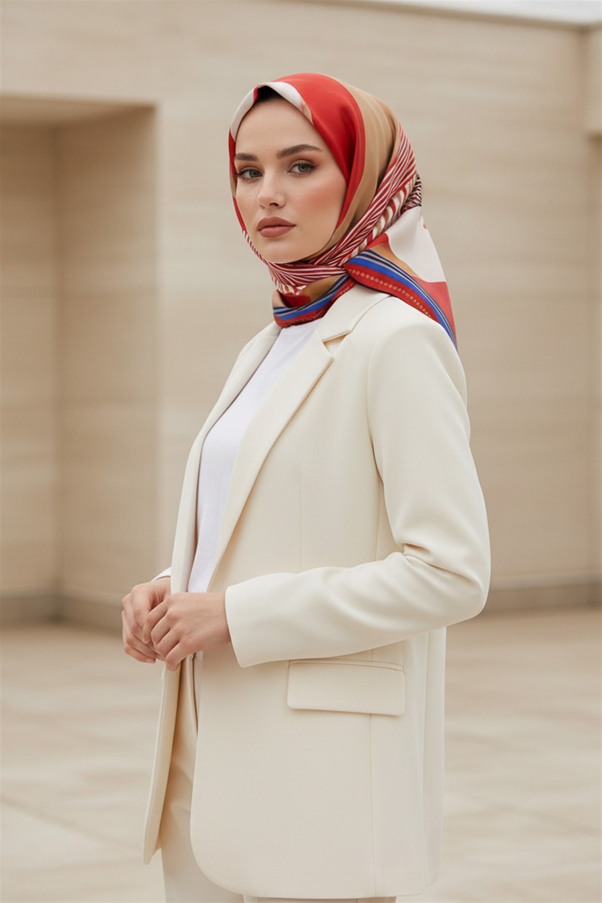 %100 Twill İpek Geometrik Desenli Kırmızı - Saks Renkli 90x90 Eşarp Dikim Şekli : El Dikişi