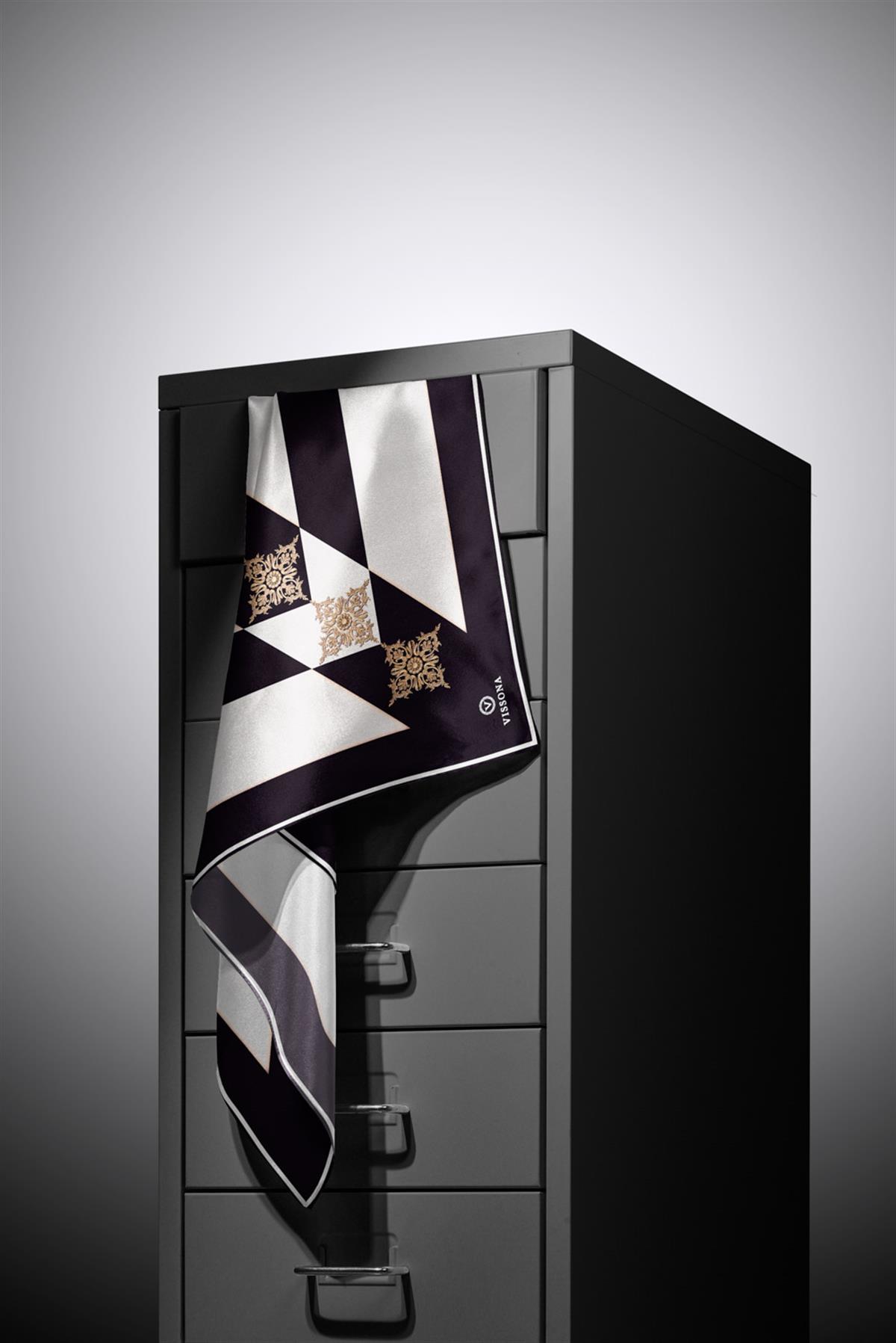 %100 Twill İpek Geometrik ve Barok Desenli Siyah - Krem Renkli 90x90 Eşarp Dikim Şekli : El Dikişi