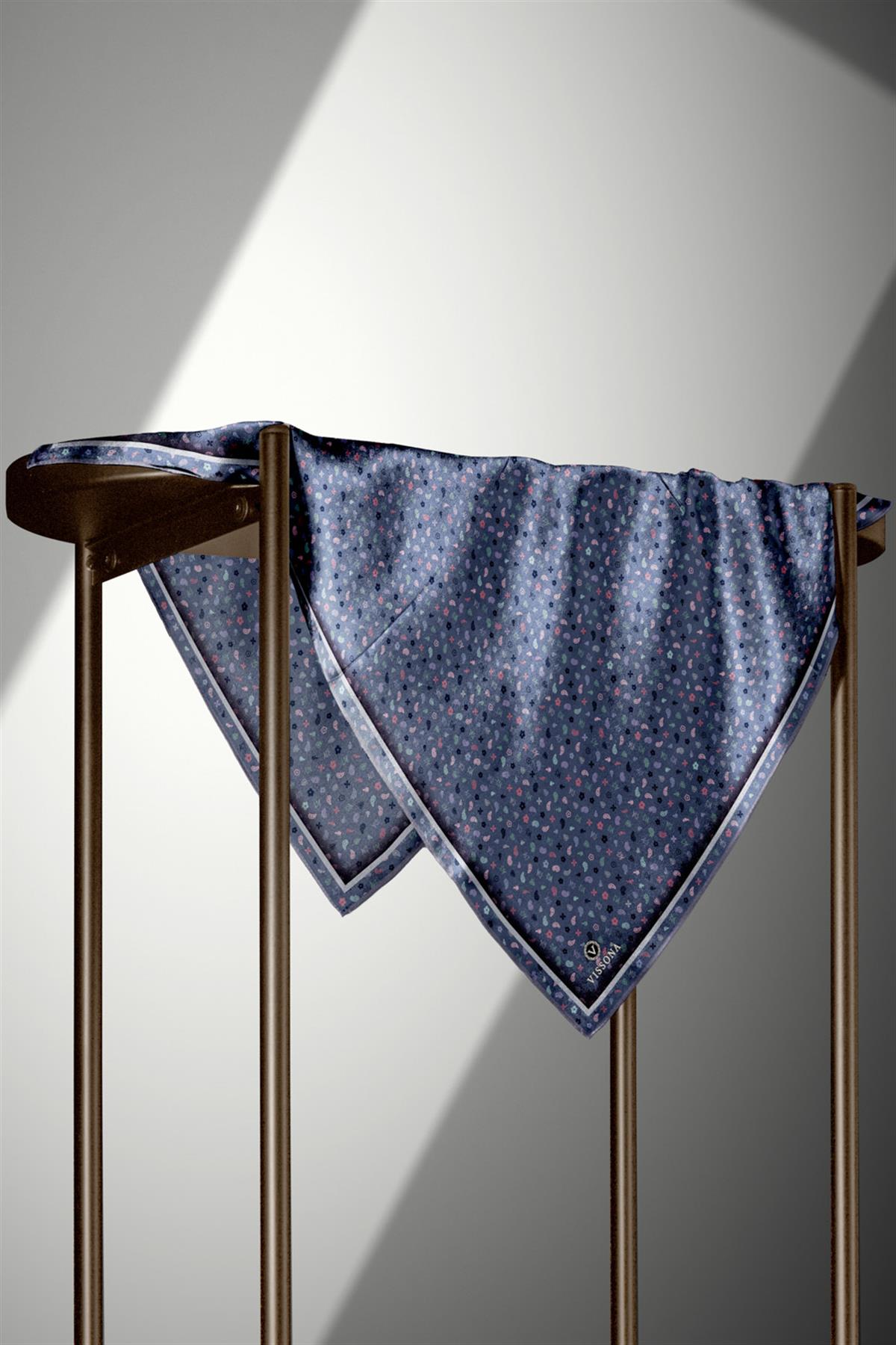 %100 Twill İpek Çıtır Desenli İndigo Renkli 90x90 Eşarp Dikim Şekli : El Dikişi