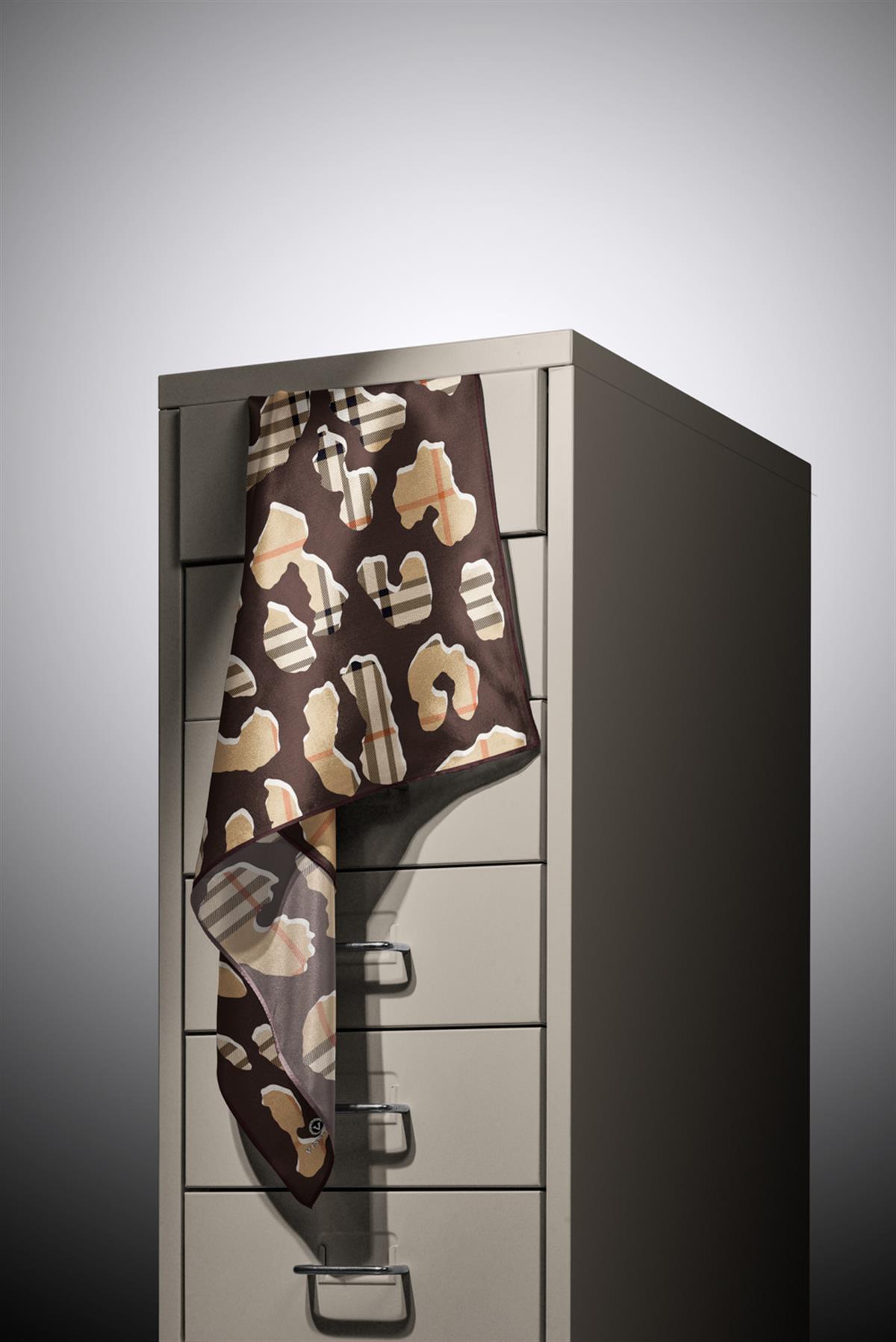 %100 Twill İpek Leopar Desenli Kahverengi - Bej Renkli 90x90 Eşarp Dikim Şekli : El Dikişi