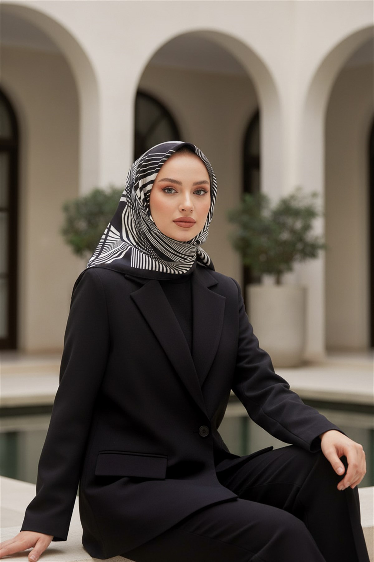 %100 Twill İpek Çizgili Desenli Siyah - Krem Renkli 90x90 Eşarp Dikim Şekli : El Dikişi