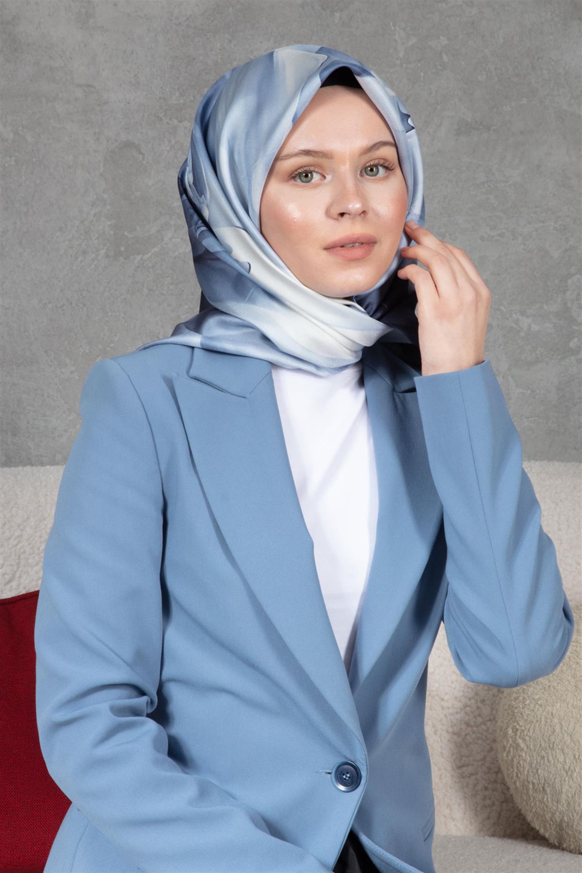 %100 Twill İpek Yaprak Desenli İndigo Renkli 90x90 Eşarp Dikim Şekli : El Dikişi