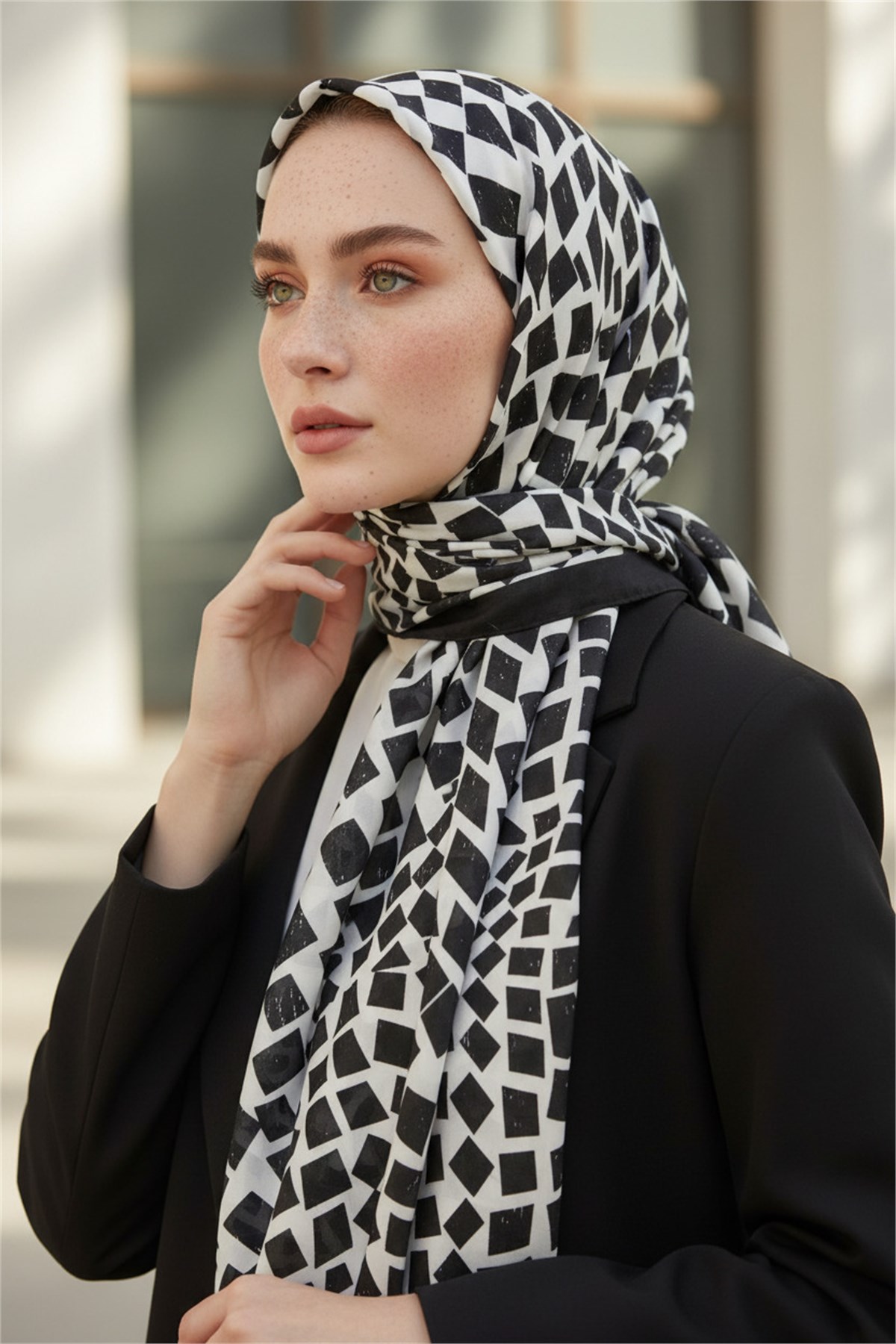 KREP GEOMETRİK DESENLİ SİYAH - BEYAZ RENKLİ 75X195 KIRIŞMAZ ŞAL