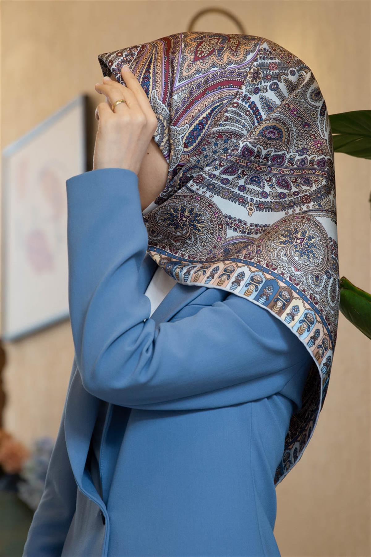 %100 Twill İpek Etro Desenli Gri - Somon Renkli 90x90 Eşarp Dikim Şekli : El Dikişi