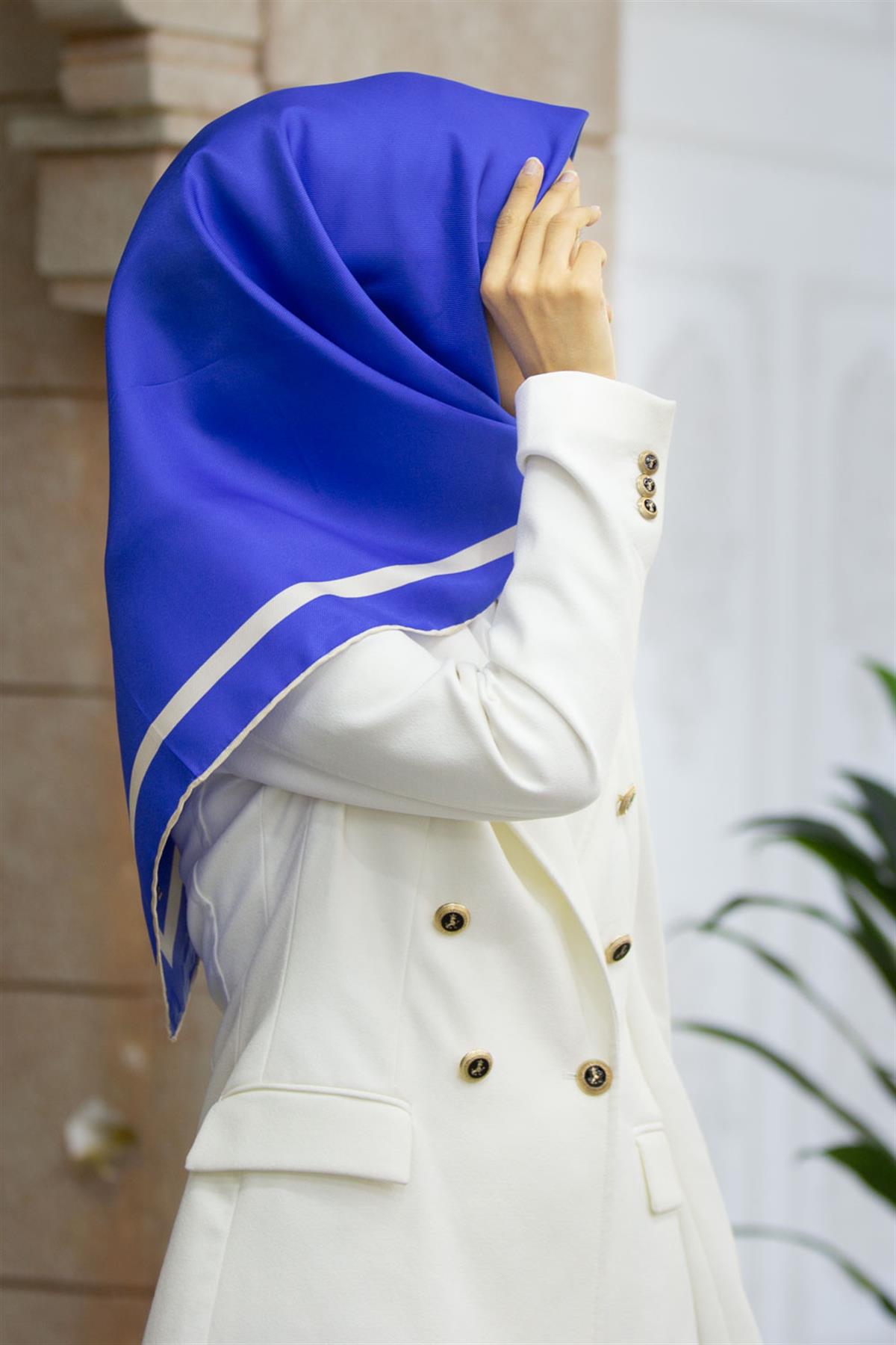 100% Twill İpek Düz Renk Bordür Desenli Saks - Krem Renkli Daha Tok Exclusive Serisi 90x90 Dikim Şekli : El Dikişi Eşarp