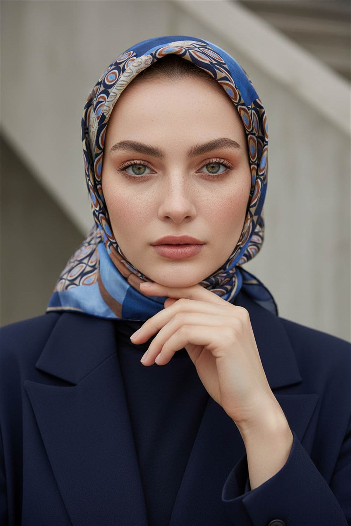 %100 Twill İpek Geometrik Desenli Lacivert- Taba Renkli 90x90 Eşarp Eşarp Kenar Dikiş Şekli El Dikişli