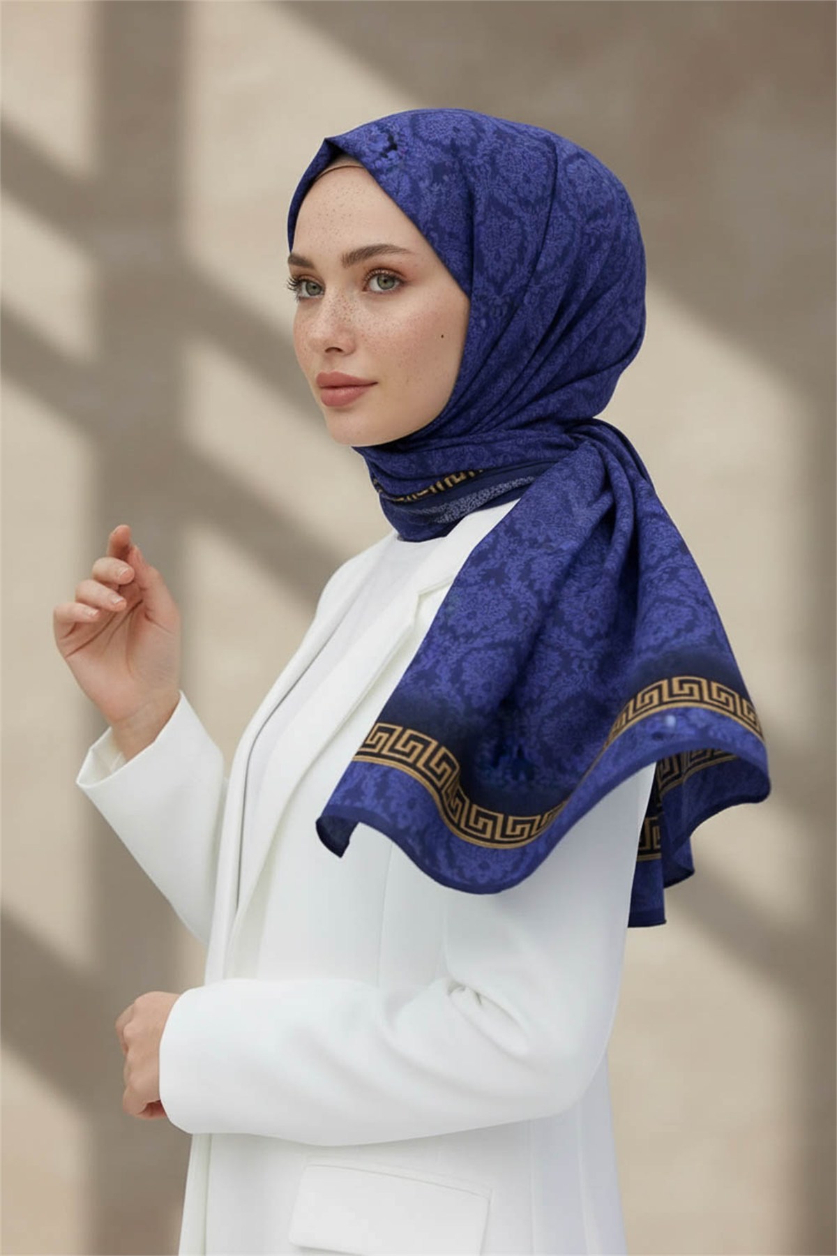 KREP GOLD DETAYLI BAROK DESENLİ LACİVERT RENKLİ 75X195 KIRIŞMAZ ŞAL