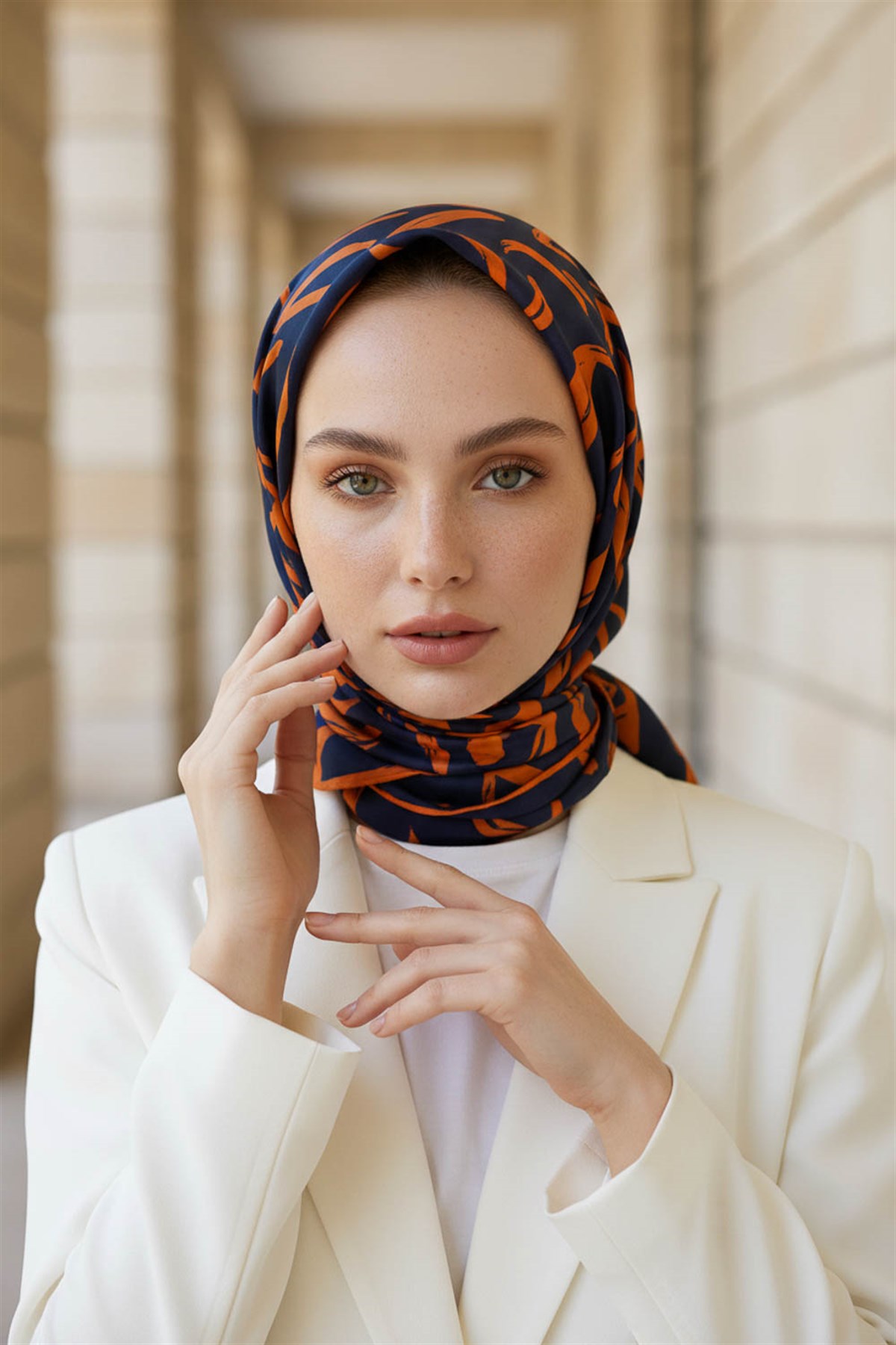 % 57 İPEK % 43 VİSKON Twill İpek Büyük Çiçek Desenli Lacivert - Turuncu Renkli 90x90 Eşarp Dikim Şekli : El Dikişi