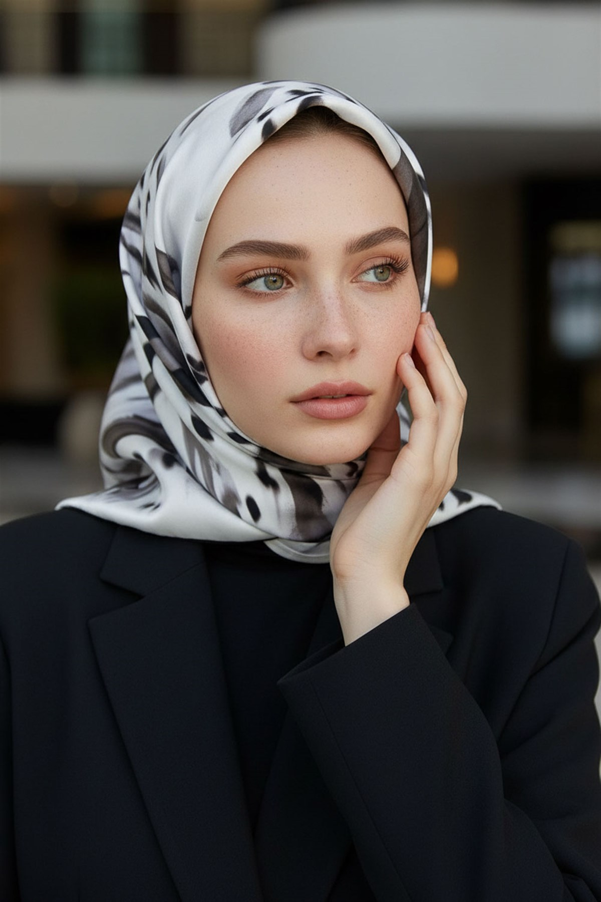 %100 Twill İpek Batik Desenli Siyah - Beyaz Renkli 90x90 Eşarp Dikim Şekli : El Dikişi