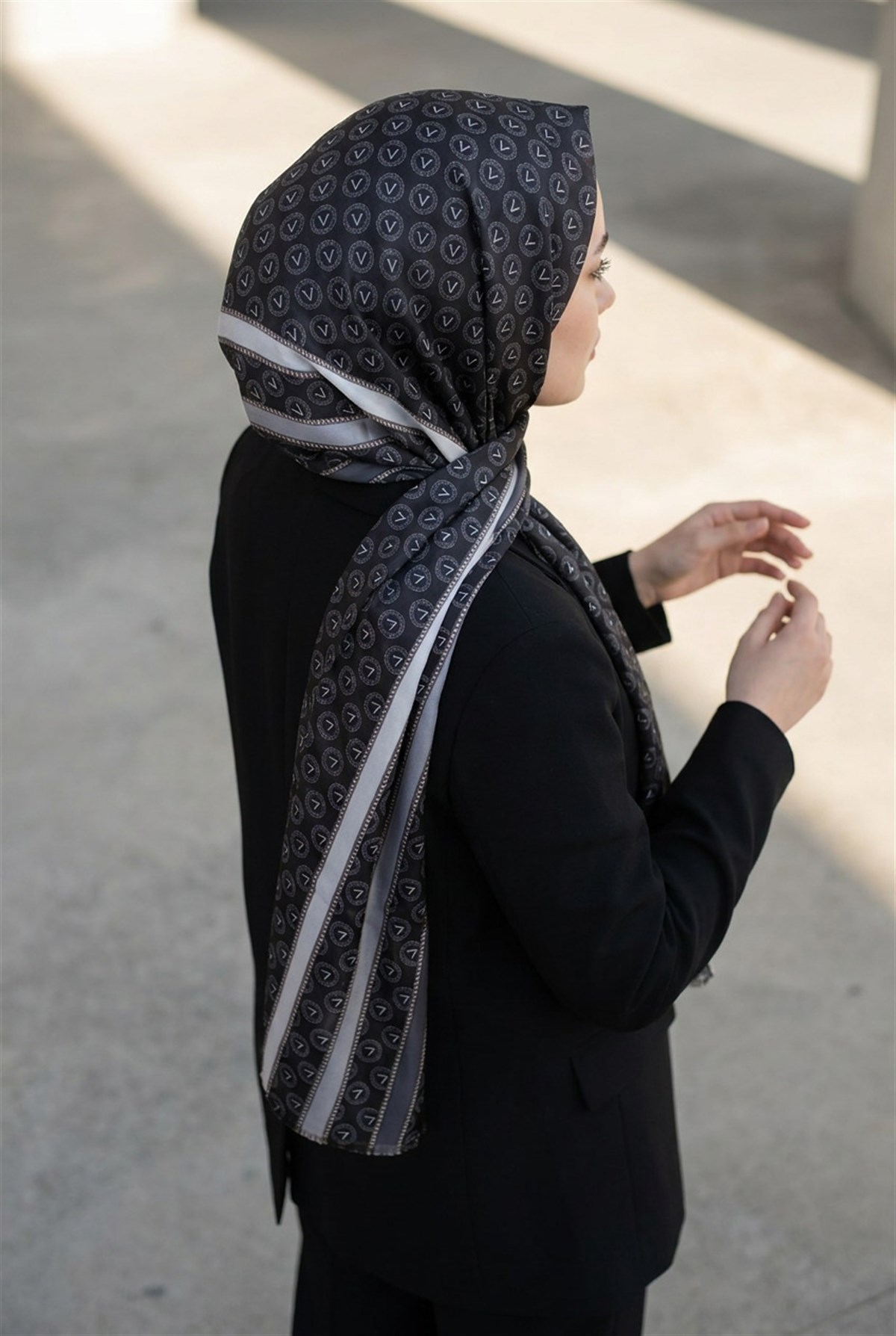 %100 Saf İpek Şal İnce Saten Vual Dokuma Monogram Desenli Füme - Siyah Renkli 90x210 Şal