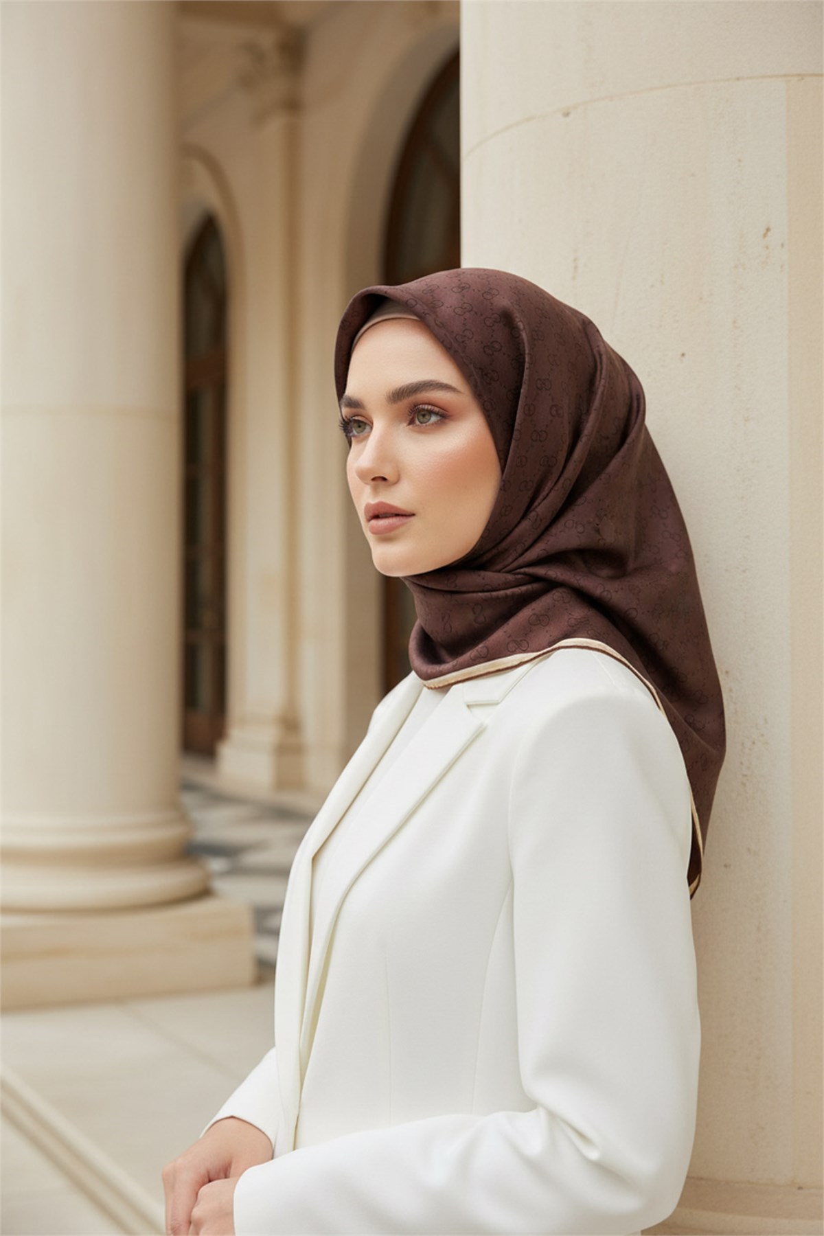 %100 Twill İpek Geometrik Desenli Kahverengi Renkli 90x90 Eşarp Dikim Şekli : El Dikişi