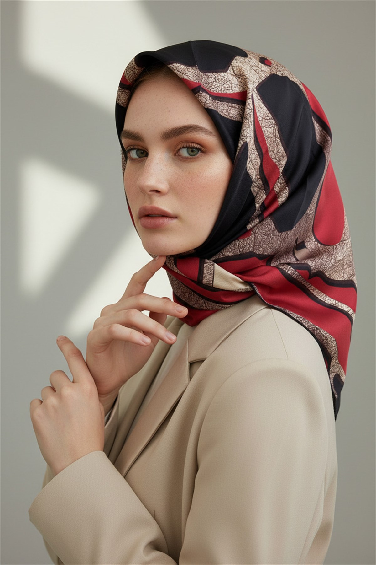 % 57 İPEK % 43 VİSKON Twill İpek Gold Efektli Geometrik Desenli Bordo - Siyah Renkli 90x90 Eşarp Dikim Şekli : El Dikişi
