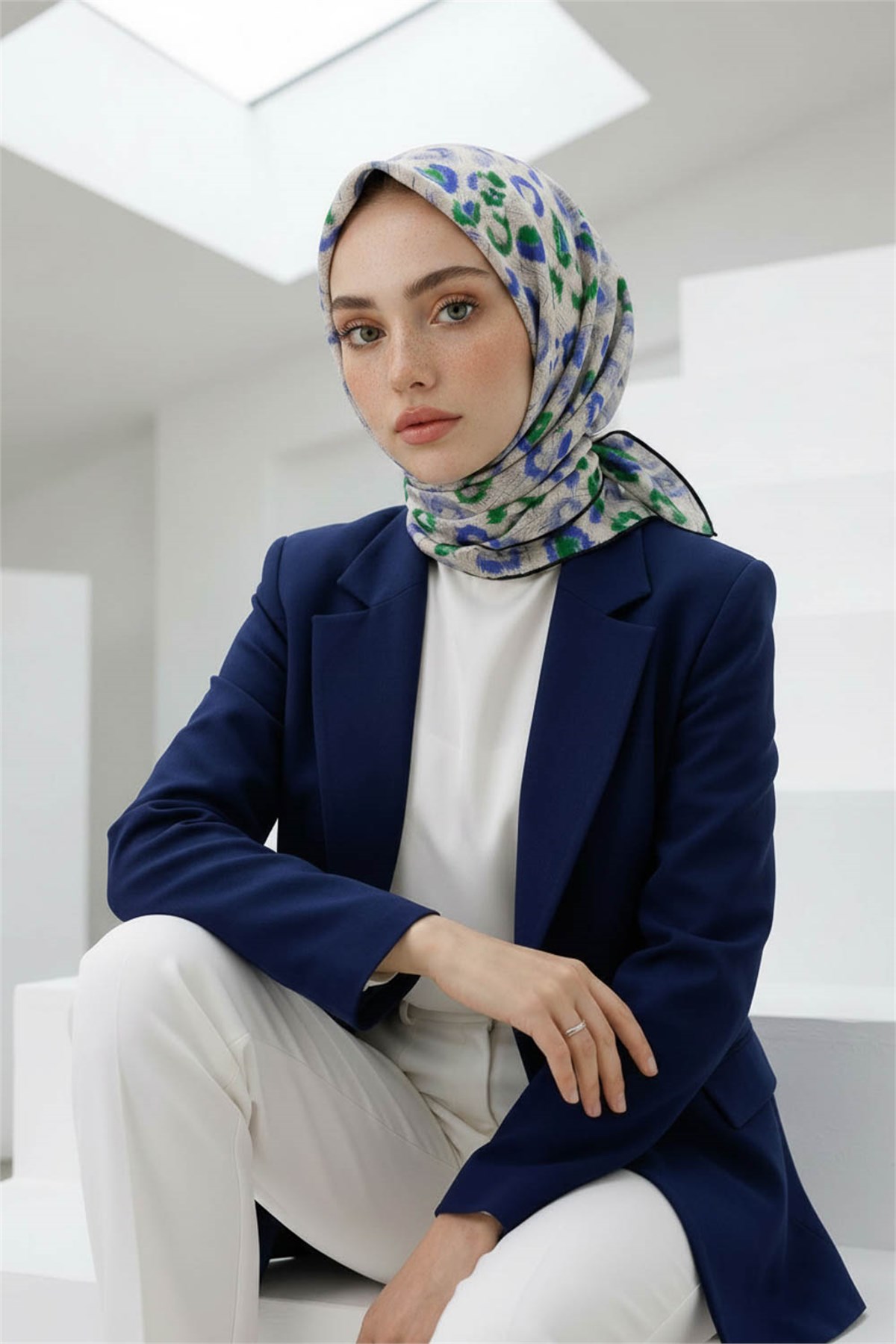 %100 Twill İpek Renkli Leopari Desenli Saks Mavisi - Zümrüt Yeşili Renkli 90x90 Eşarp Kenar Dikiş Şekli El Dikişli