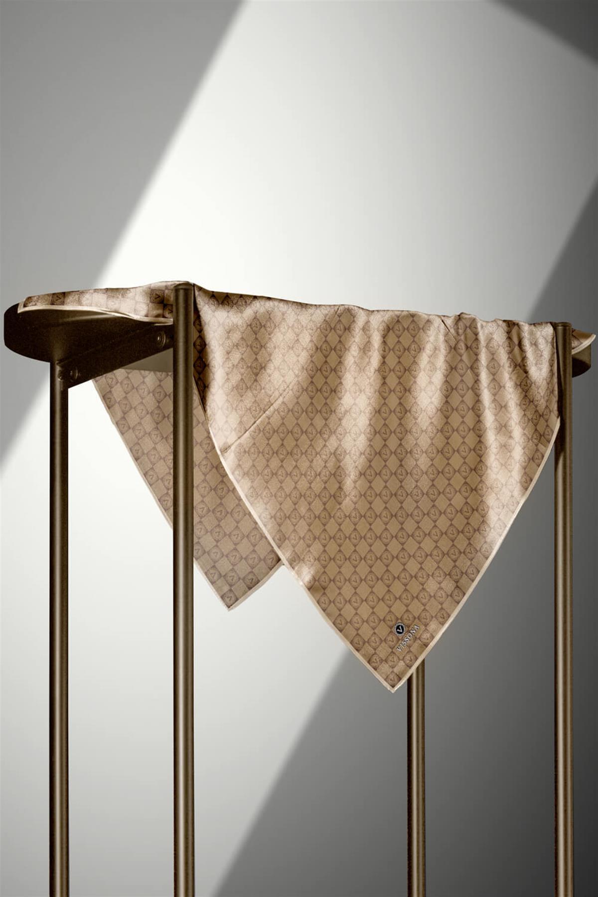 %100 Twill İpek Monogram Desenli Bej Renkli 90x90 Eşarp Dikim Şekli : El Dikişi