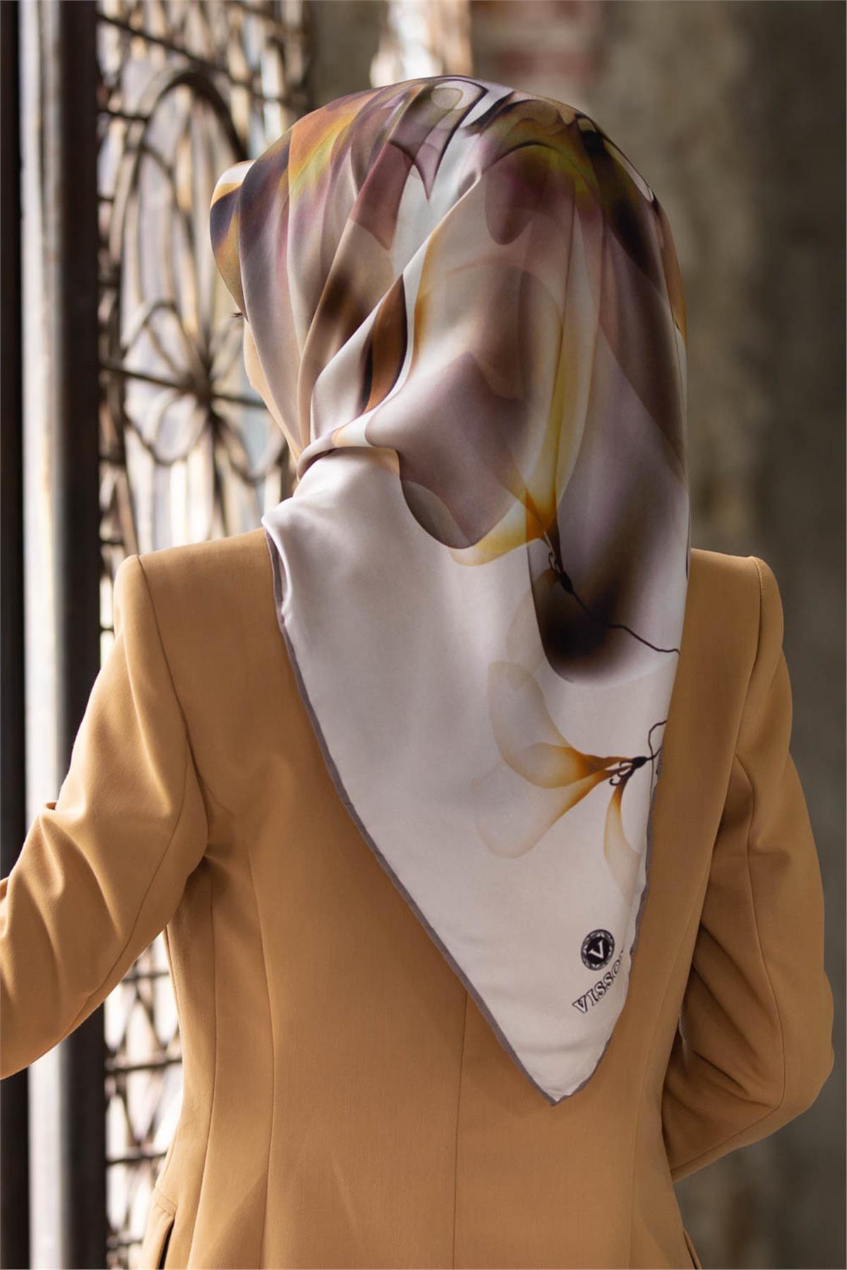 %100 Twill İpek Büyük Çiçek Desenli Bej - Gül Kurusu Renkli 90x90 Eşarp Dikim Şekli : El Dikişi
