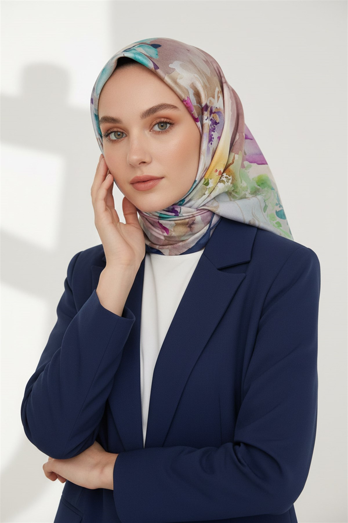 %100 Twill İpek Çiçek  Desenli Lacivert Renkli 90x90 Eşarp Dikim Şekli : El Dikişi