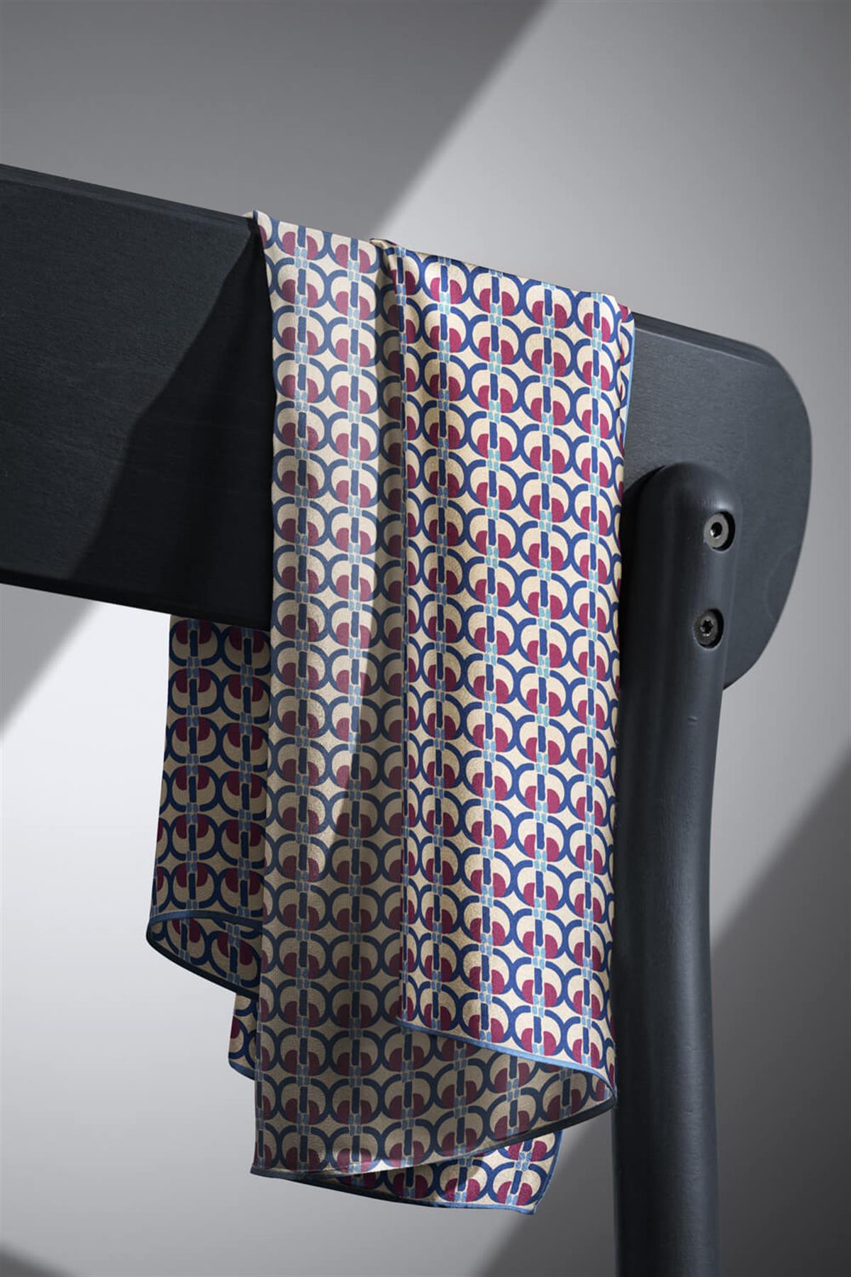 %100 Twill İpek Geometrik Desenli Bej - Mürdüm Renkli 90x90 Eşarp Dikim Şekli : El Dikişi