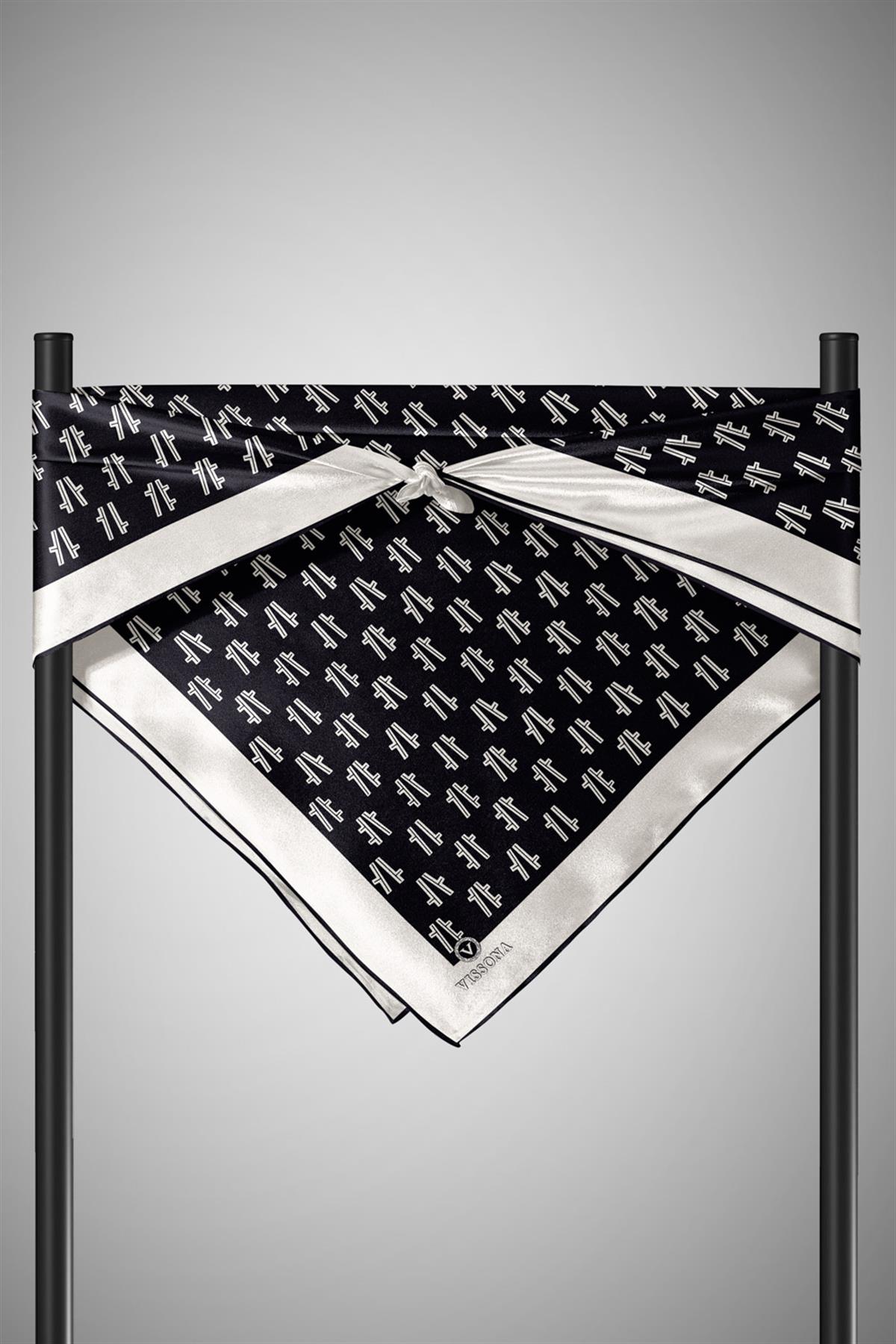 % 57 İPEK % 43 VİSKON Twill İpek Geometrik Desenli Siyah - Krem Renkli 90x90 Eşarp Dikim Şekli : El Dikişi