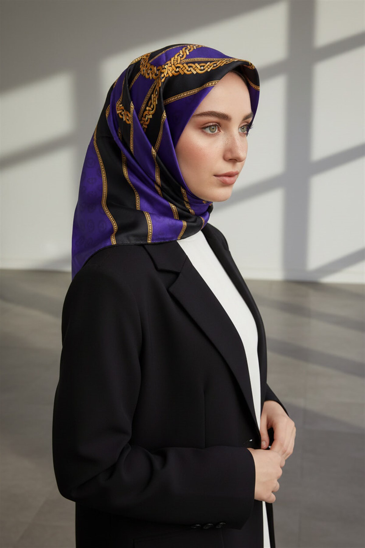 %100 Twill İpek Zincirli Ve Monogram Desenli Mor - Siyah Renkli 90x90 Eşarp Dikim Şekli : El Dikişi