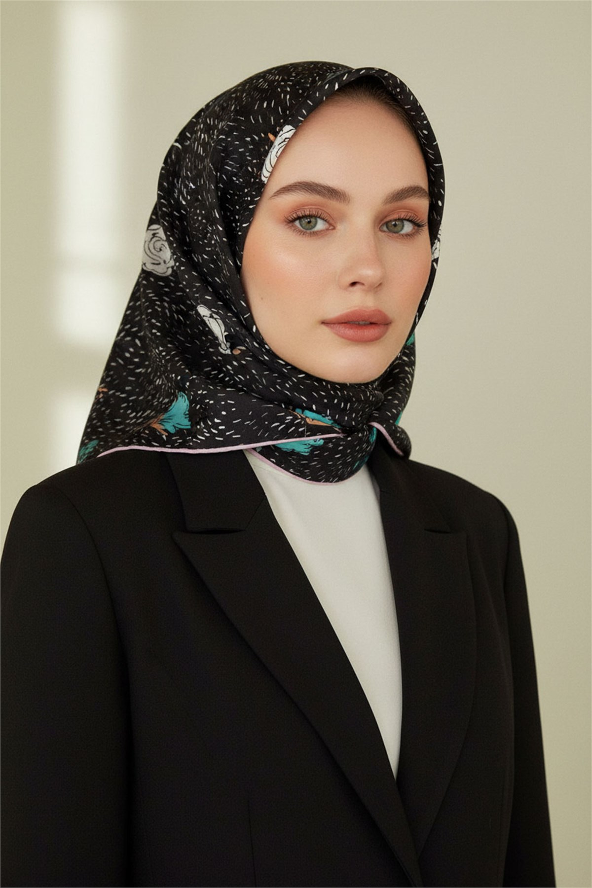 %100 Twill İpek Çıtır Çiçek Desenli Lila - Su Yeşili Renkli 90x90 Eşarp Dikim Şekli : El Dikişi