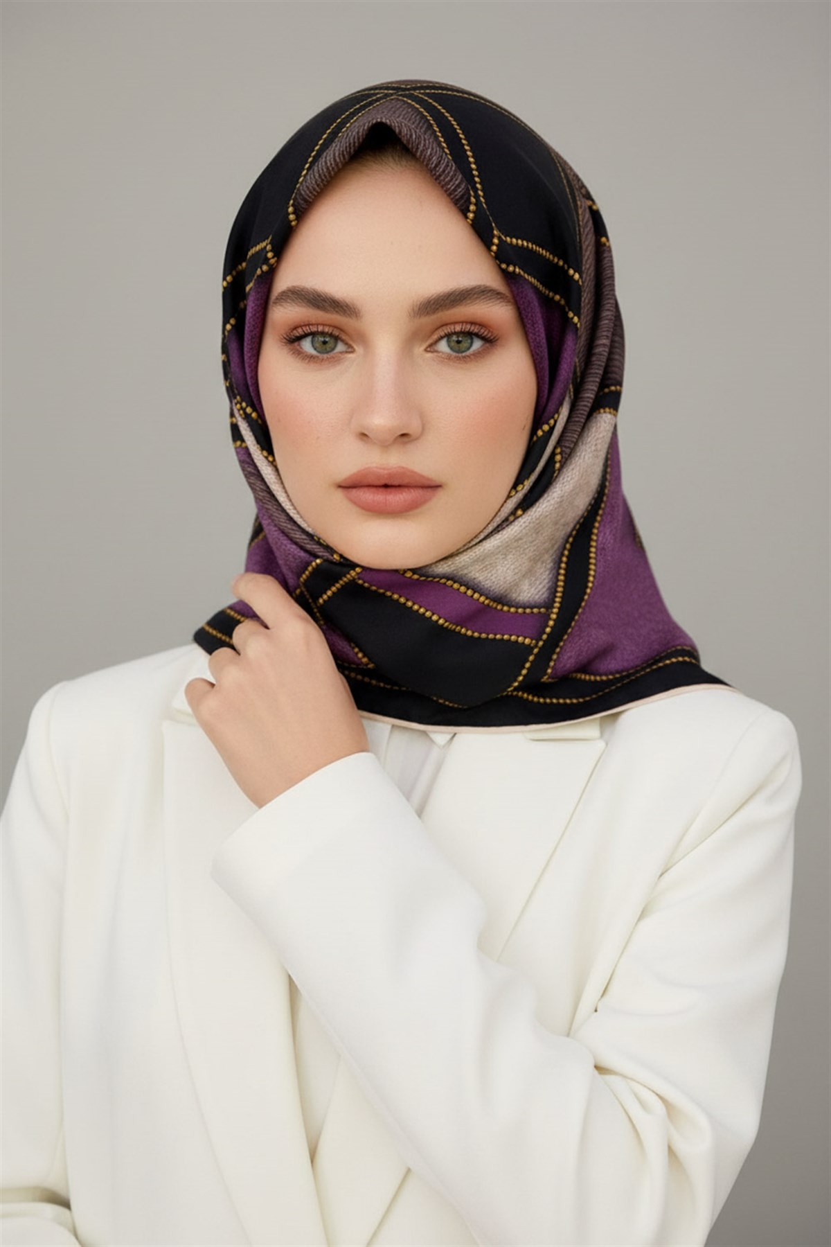 100% Twill İpek Gold Detaylı Kare Desenli Siyah - Mürdüm Renkli 90x90 Dikim Şekli : El Dikişi
