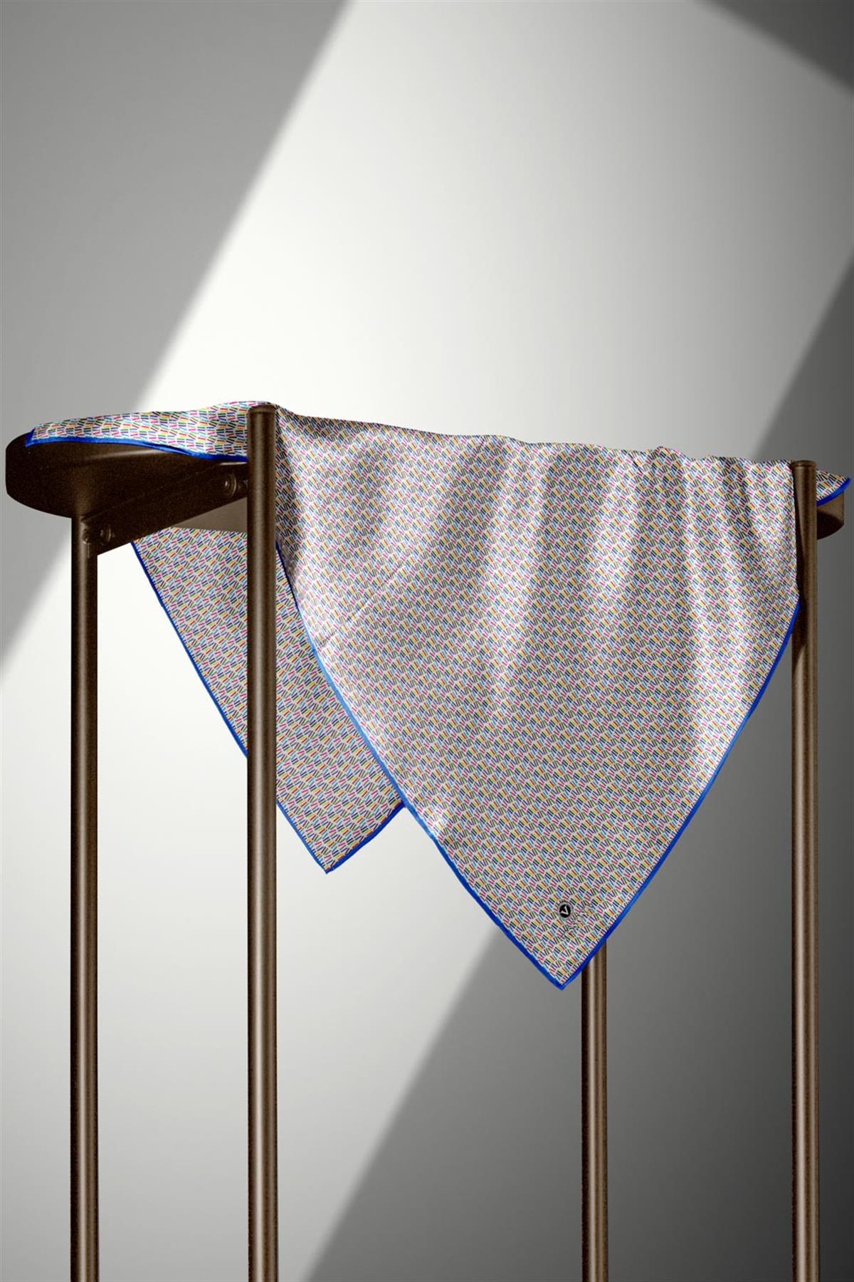 %100 Twill İpek Çizgi Desenli Saks Renkli 90x90 Eşarp Dikim Şekli : El Dikişi