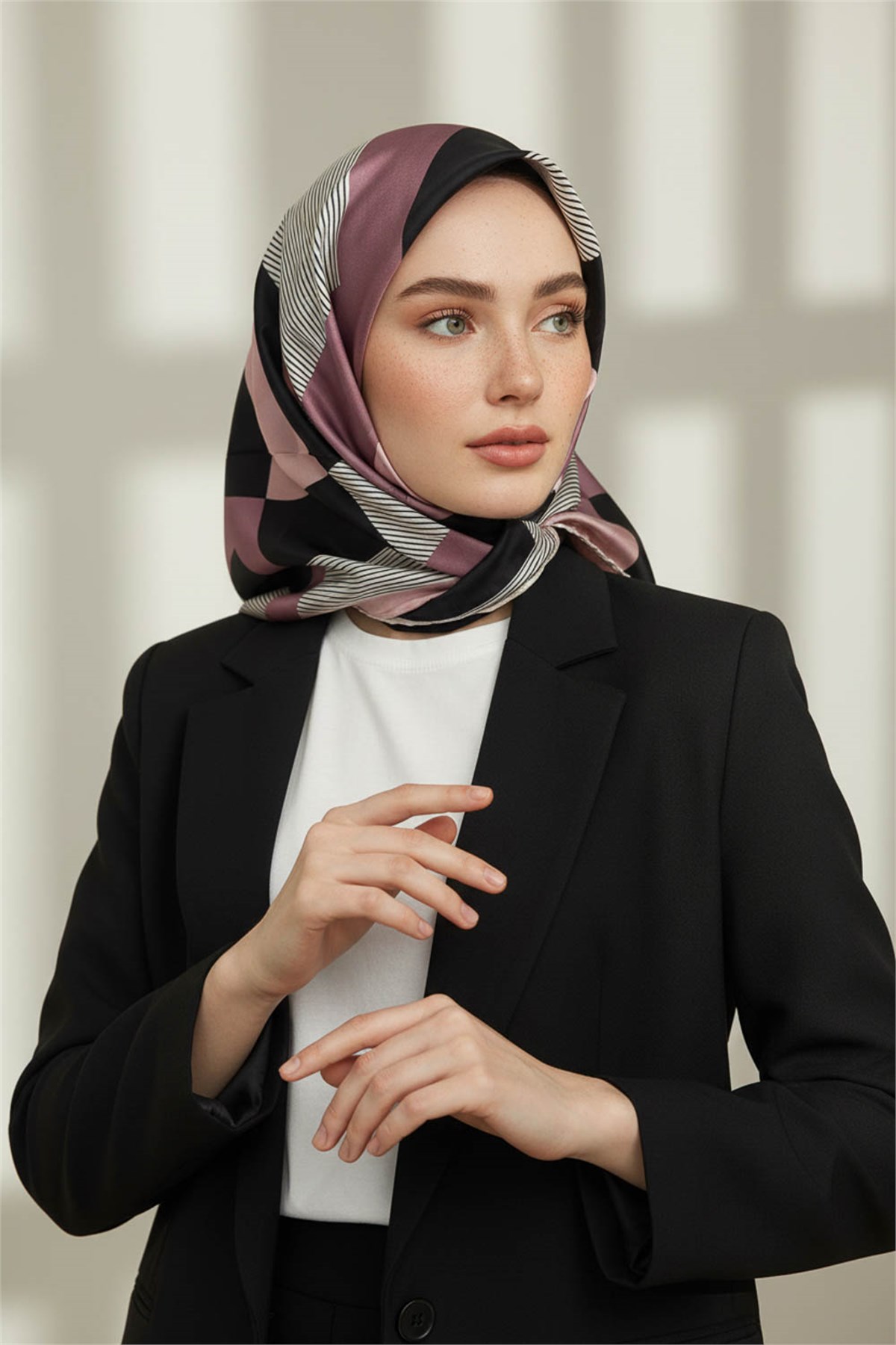 %100 Twill İpek Eşarp 90x90 Siyah Pudra Geometrik Çizgi Desenli El Dikişli Kadın Eşarp