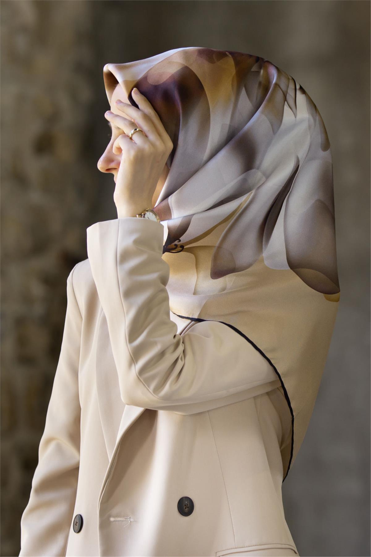 %100 Twill İpek Büyük Çiçek Desenli Sütlü Kahve - Vizon Renkli 90x90 Eşarp Dikim Şekli : El Dikişi