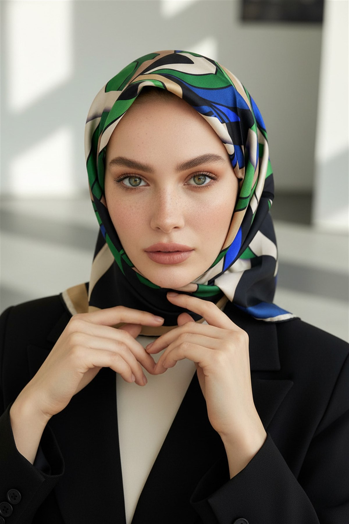 % 57 İPEK % 43 VİSKON Twill İpek Geometrik Desenli Saks - Zümrüt Yeşili Renkli 90x90 Dikim Şekli : El Dikişi Eşarp