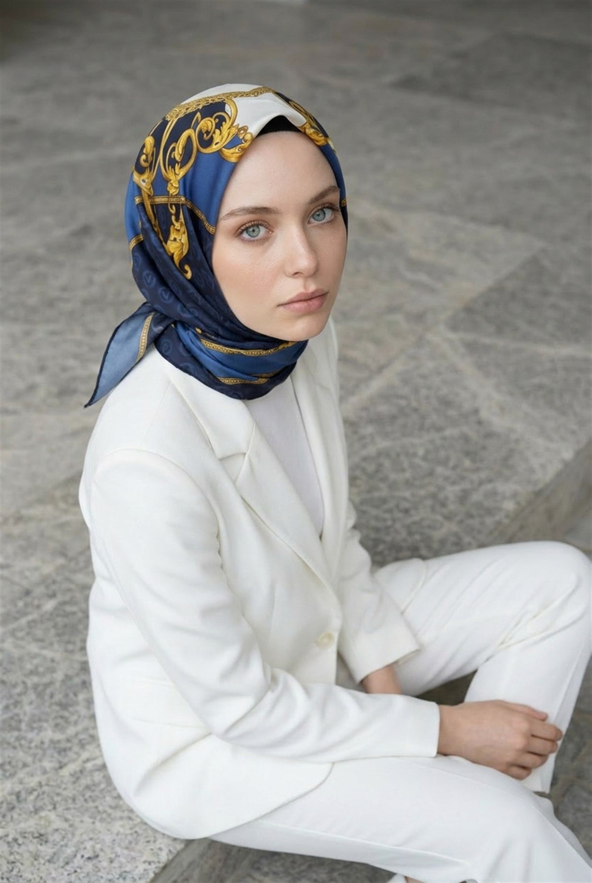 %100 Twill İpek Monogram Ve Barok Desenli Lacivert - İndigo  Renkli 90x90 Eşarp Dikim Şekli : El Dikişi