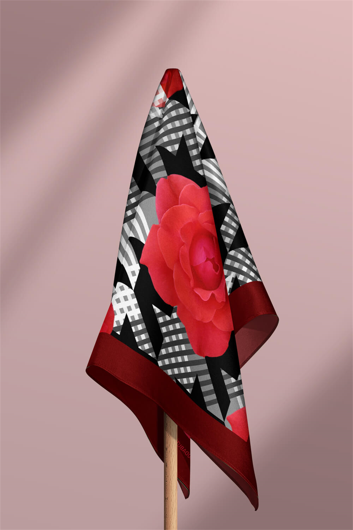 V19 Kadın Gül Desenli Bandana 50x50 Kırmızı Siyah Beyaz DG0441-22