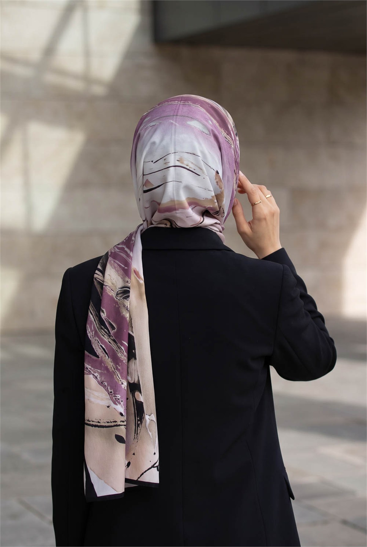 KREP BATİK DESENLİ PUDRA - SİYAH RENKLİ 75X195 KIRIŞMAZ ŞAL