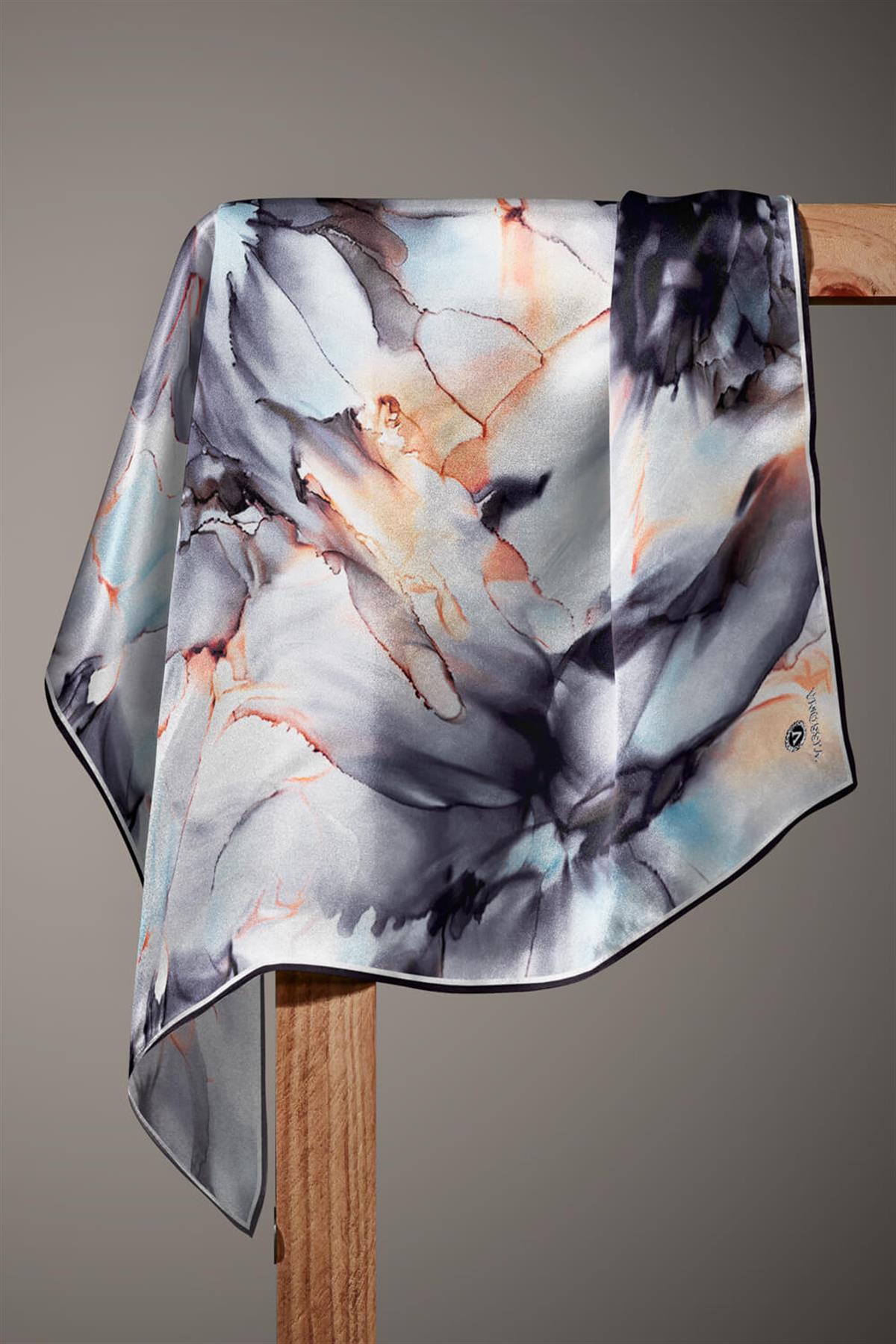 %100 Twill İpek Batik Çiçek Desenli Gri - Bebe Mavisi Renkli 90x90 Eşarp Kenar Dikiş Şekli El Dikişli