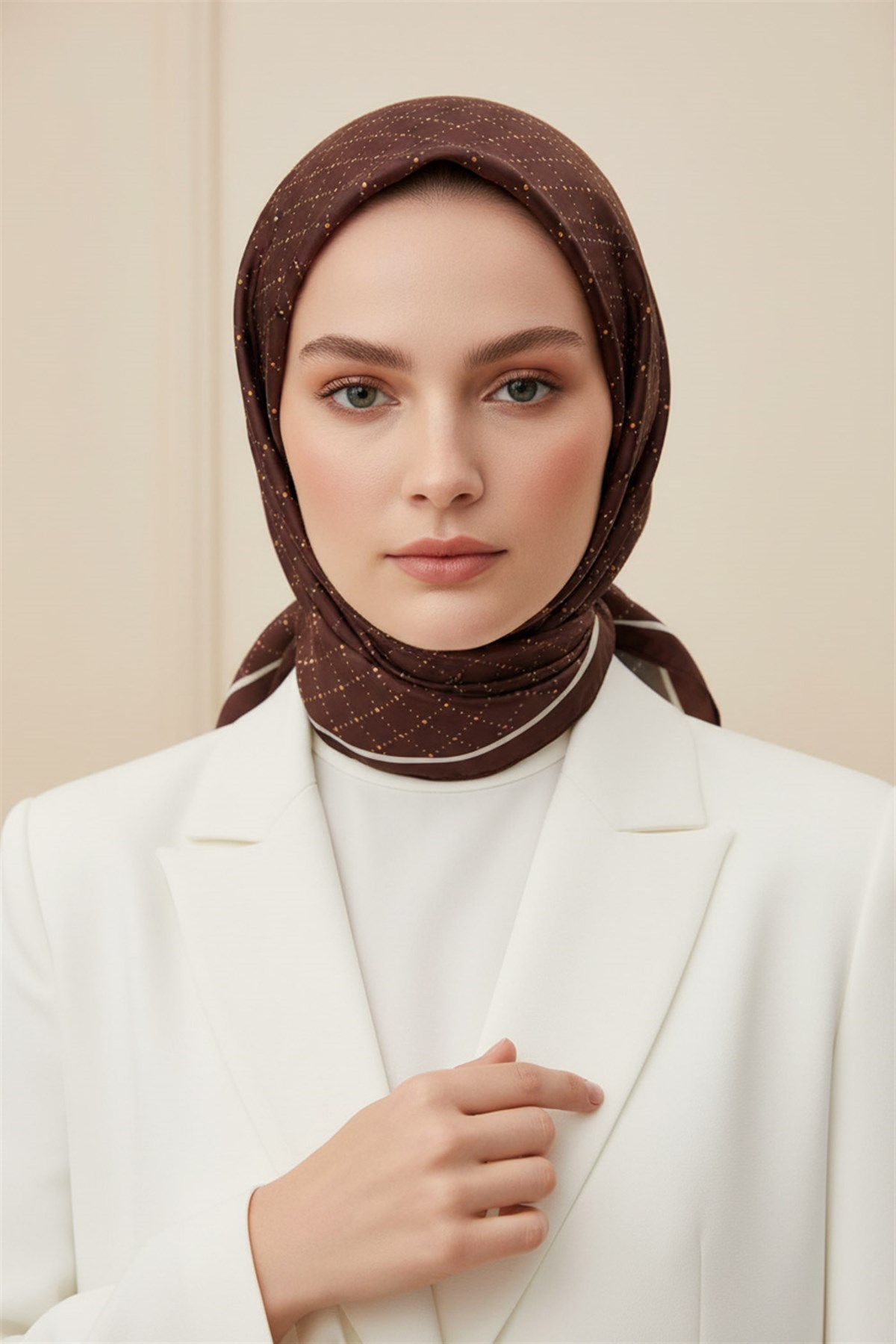 %100 Twill İpek Minik V Desenli Kahverengi Renkli 90x90 Eşarp Dikim Şekli : El Dikişi