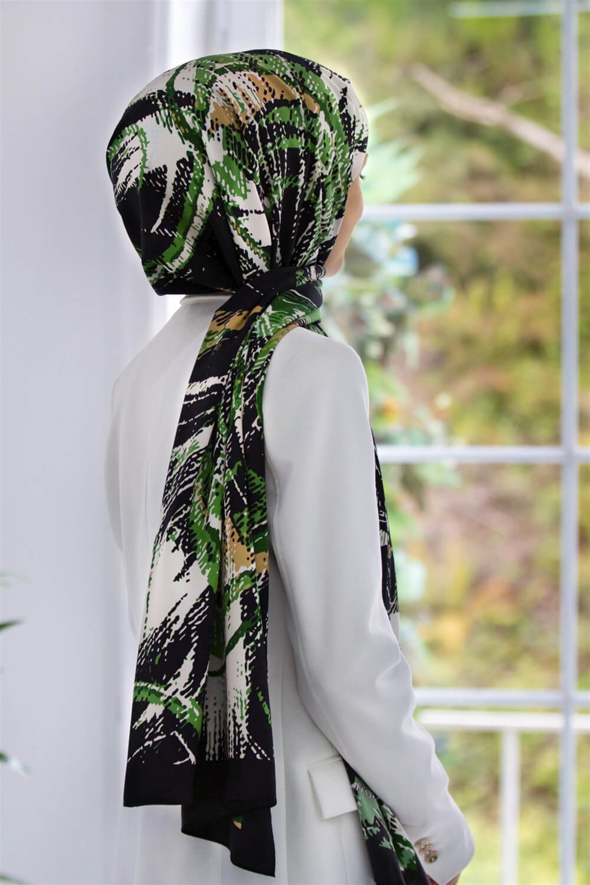 KREP DEGRADELİ ÇİZGİ DESENLİ ZÜMRÜT YEŞİLİ RENKLİ 75X195 KIRIŞMAZ ŞAL
