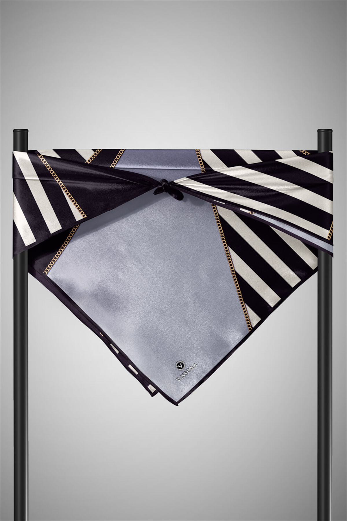 %100 Twill İpek Zincirli Çizgi Desenli Siyah - Gri Renkli 90x90 Eşarp Dikim Şekli : El Dikişi