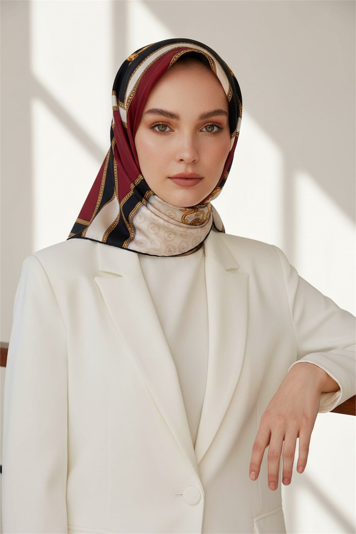 %100 Twill İpek Monogram ve Barok Desenli Bordo - Krem Renkli 90x90 Eşarp Dikim Şekli : El Dikişi