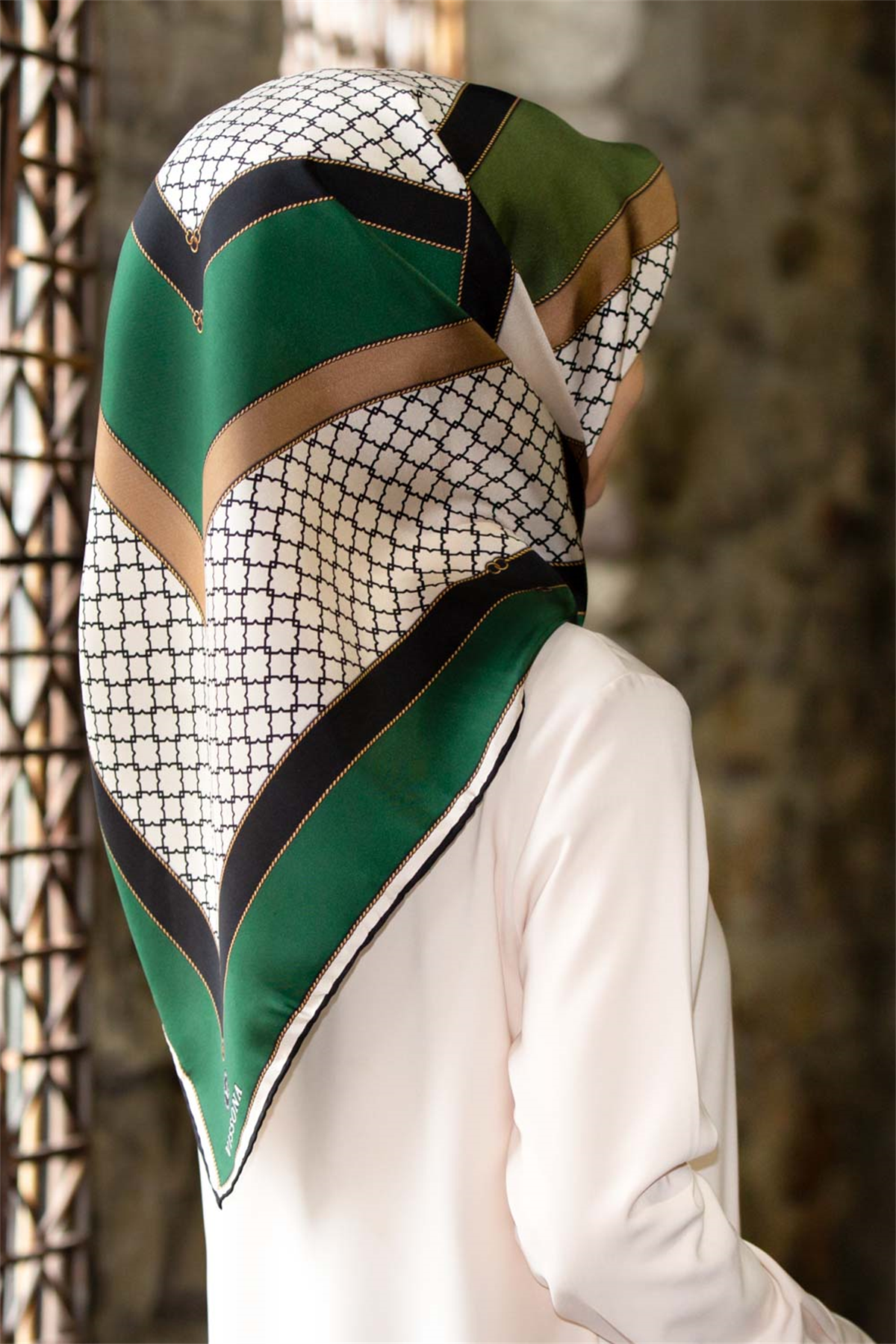 %100 Twill İpek Geometrik Desenli Zümrüt Yeşili - Siyah Renkli 90x90 Eşarp Dikim Şekli : El Dikişi