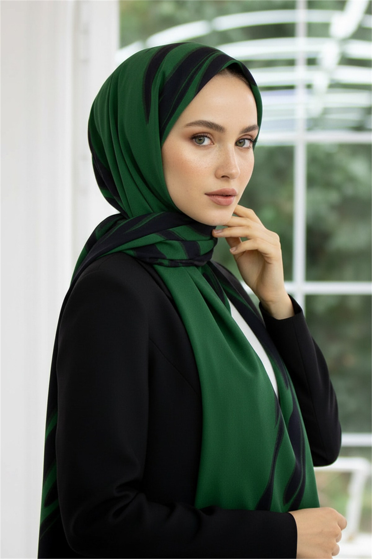 KREP GEOMETRİK DESENLİ ZÜMRÜT YEŞİLİ RENKLİ 75X195 KIRIŞMAZ ŞAL